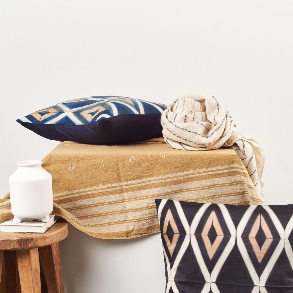 Reyti Ockergelbe Handloom-Deckendecke aus Bio-Baumwolle mit minimalistischem Muster im Angebot 7