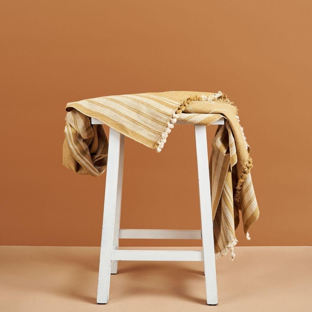 Reyti Ockergelbe Handloom-Deckendecke aus Bio-Baumwolle mit minimalistischem Muster (Moderne) im Angebot