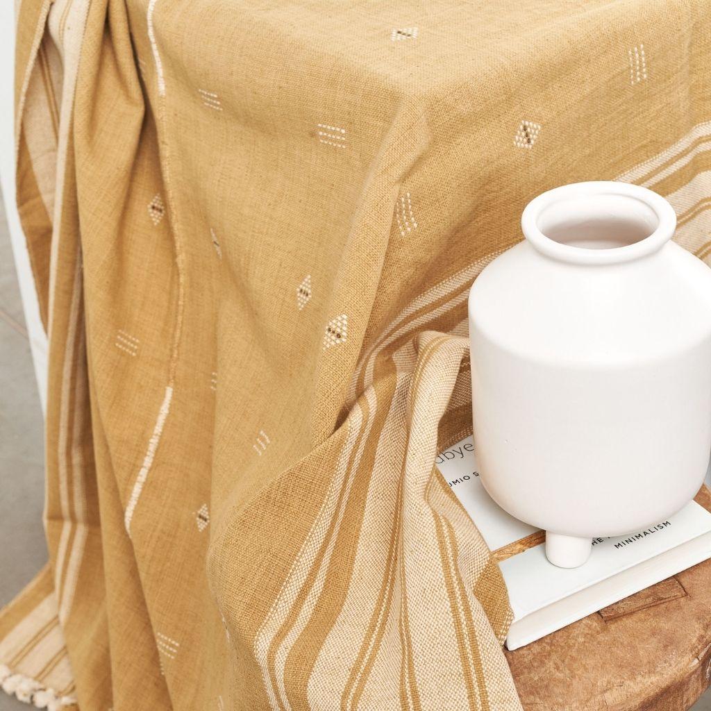 Reyti Ockergelbe Handloom-Deckendecke aus Bio-Baumwolle mit minimalistischem Muster im Angebot 1