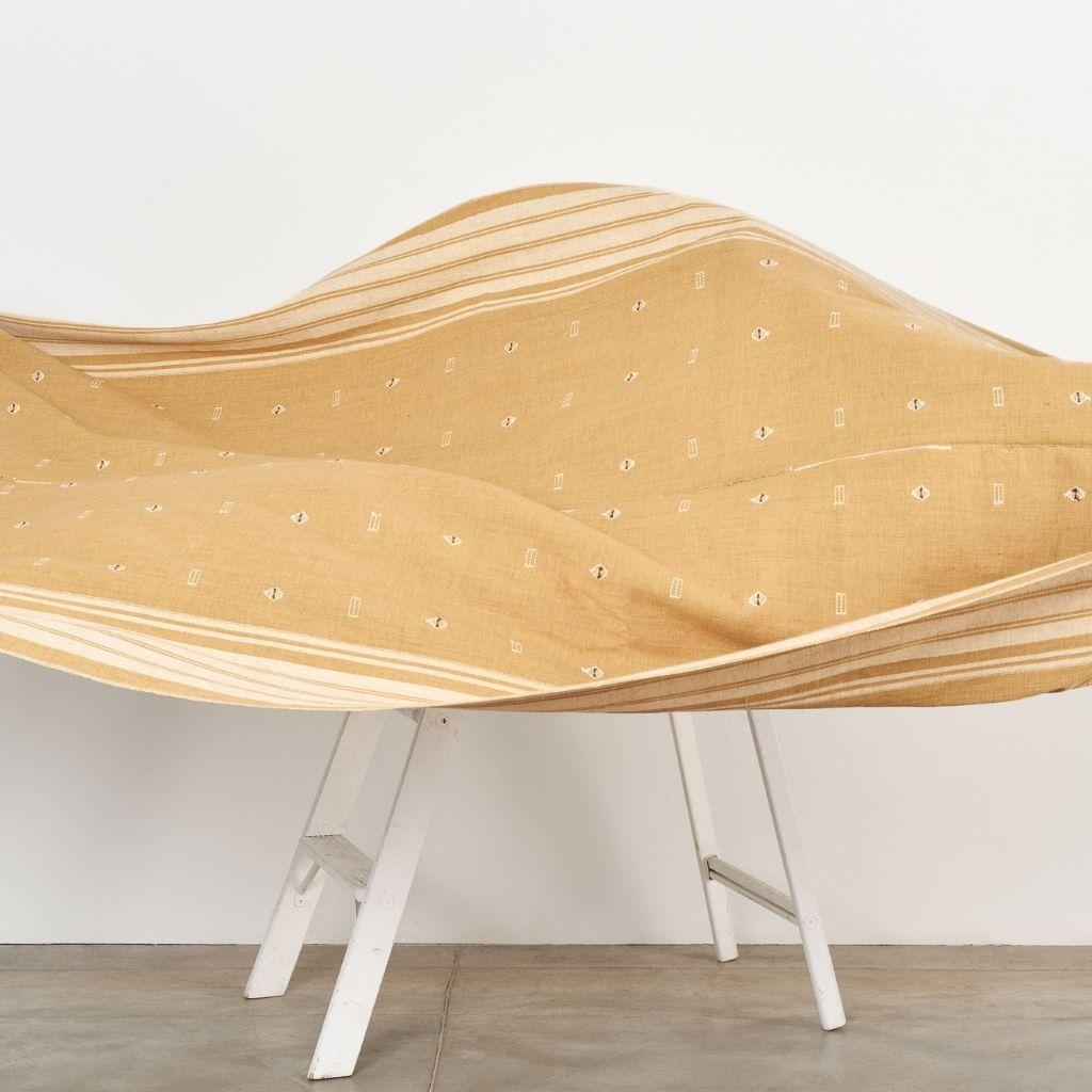 Reyti Ockergelbe Handloom-Deckendecke aus Bio-Baumwolle mit minimalistischem Muster im Angebot 3