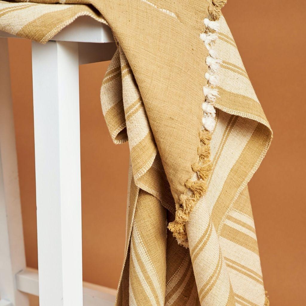 Reyti Ockergelbe Handloom-Deckendecke aus Bio-Baumwolle mit minimalistischem Muster im Angebot 2