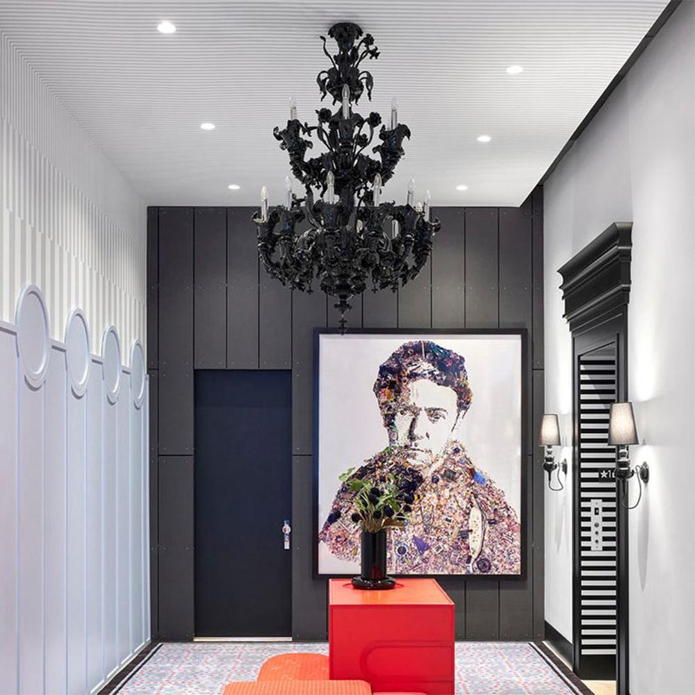 L'enorme lampadario Giudecca fa parte di una collezione di maestosi lampadari in stile Rezzonico ed è stato progettato con lo scopo di creare un'opera di illuminazione adatta a illuminare grandi spazi.
L'equilibrata combinazione di elementi, i