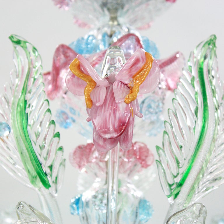 Rezzonico chandelier 6 arms, crystal-light blue-green-pink Murano glass with vitreous paste pink flowers by Multiforme
This is an evergreen model, a Classic product manufactured by our skilled masters glass-worker.
The Murano glass manufacturing