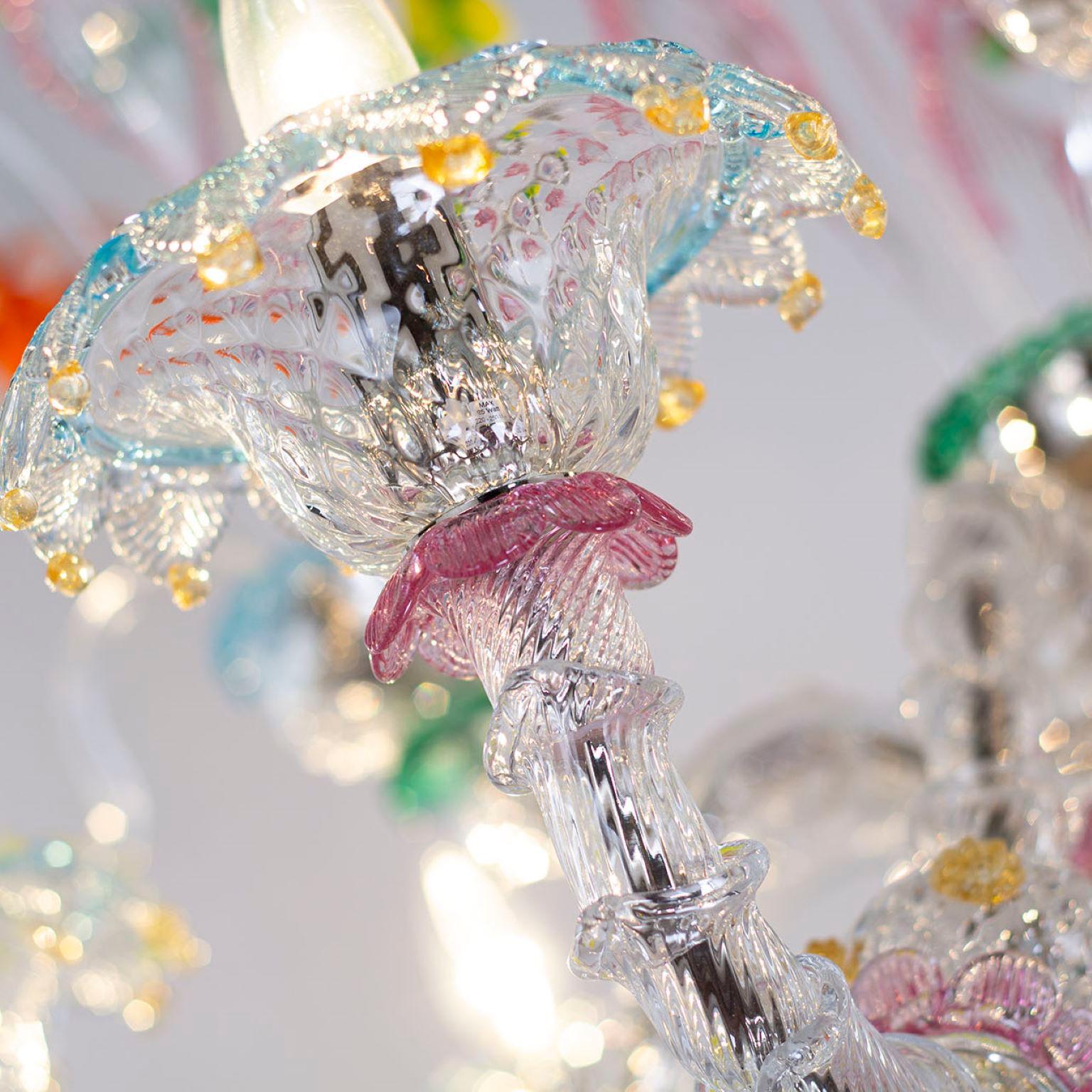 Rezzonico chandelier 6 arms, clear Murano glass with colorful details in vitreous paste by Multiforme.
This chandelier is the combination of the traditional Venetian structure with gaudy colors. A peculiar lighting works, lively and exuberant.
This