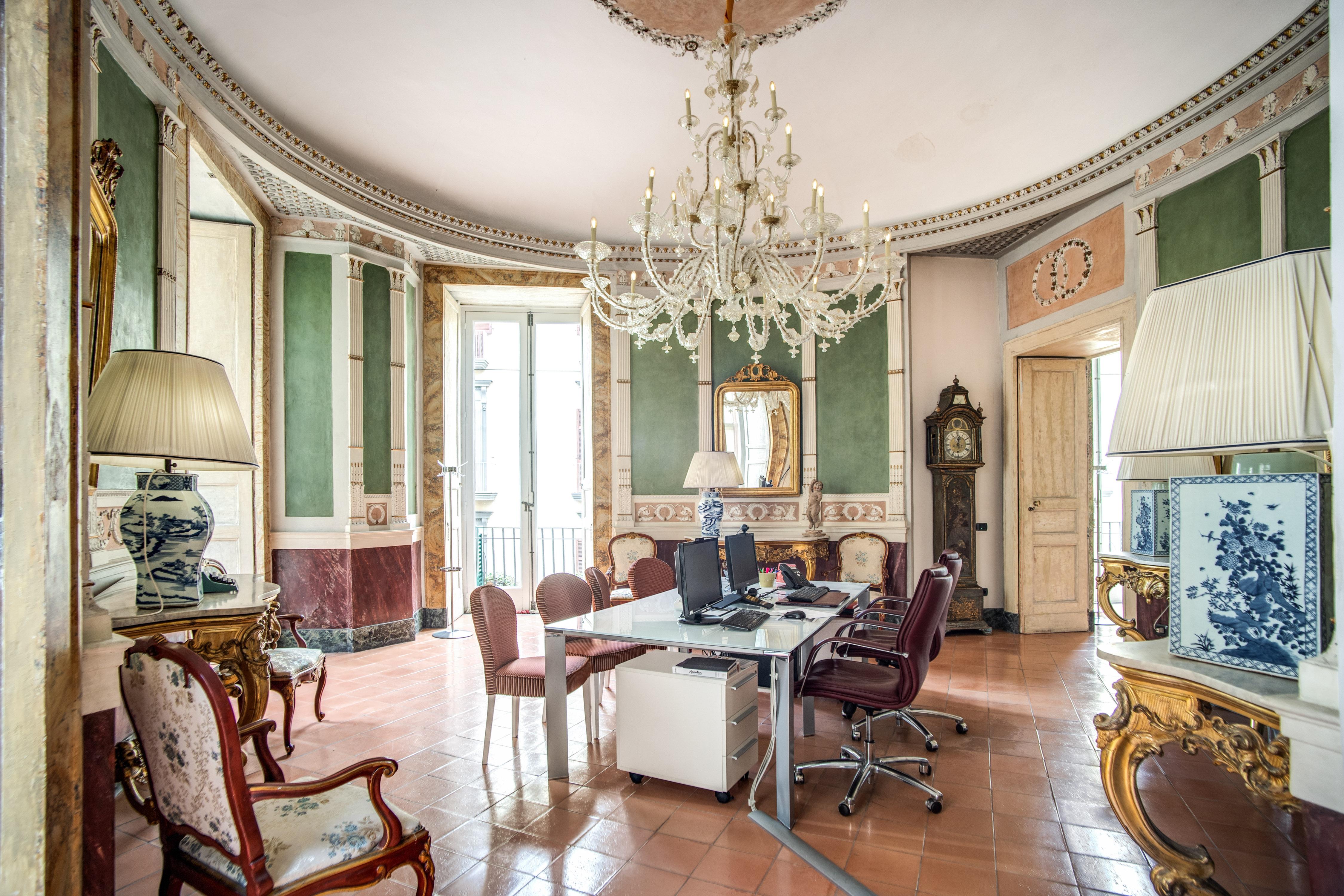 Lampadario Rezzonico 9 bracci in cristallo artistico oro Caesar di Multiforme in vendita 1