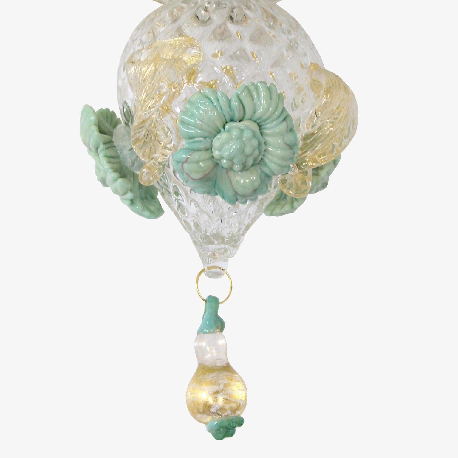 Rezzonico sconce 2 lights, clear Murano glass with gold, grey and green color details in vitreous paste by Multiforme.
This rezzonico sconce is a combination of the traditional Venetian structure with gaudy colors. This sconce is a peculiar lighting