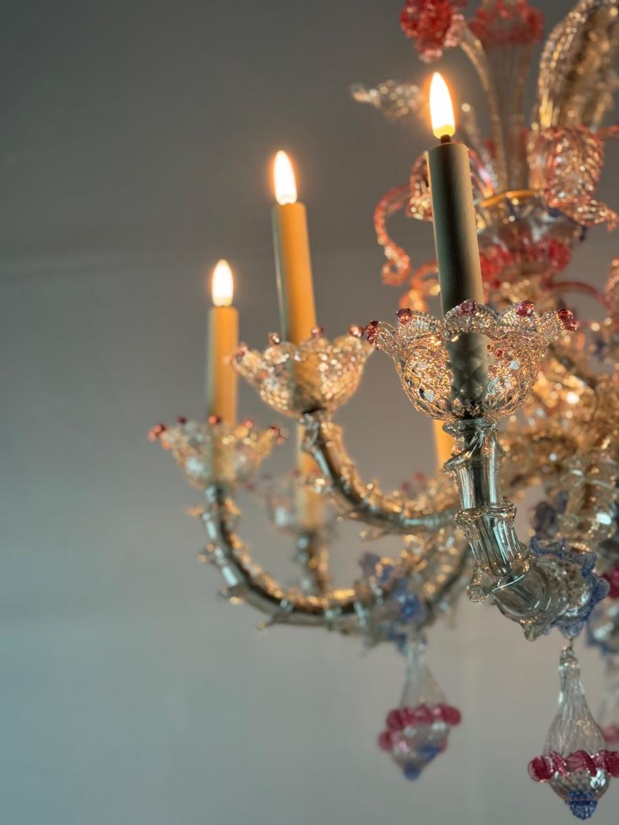 Venezianischer Kronleuchter Rezzonico aus farblosem, blauem und rotem Murano-Glas (Louis XV.) im Angebot