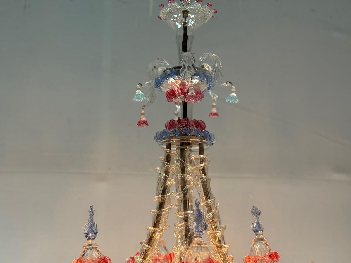 Venezianischer Kronleuchter Rezzonico aus farblosem, blauem und rotem Murano-Glas (20. Jahrhundert) im Angebot