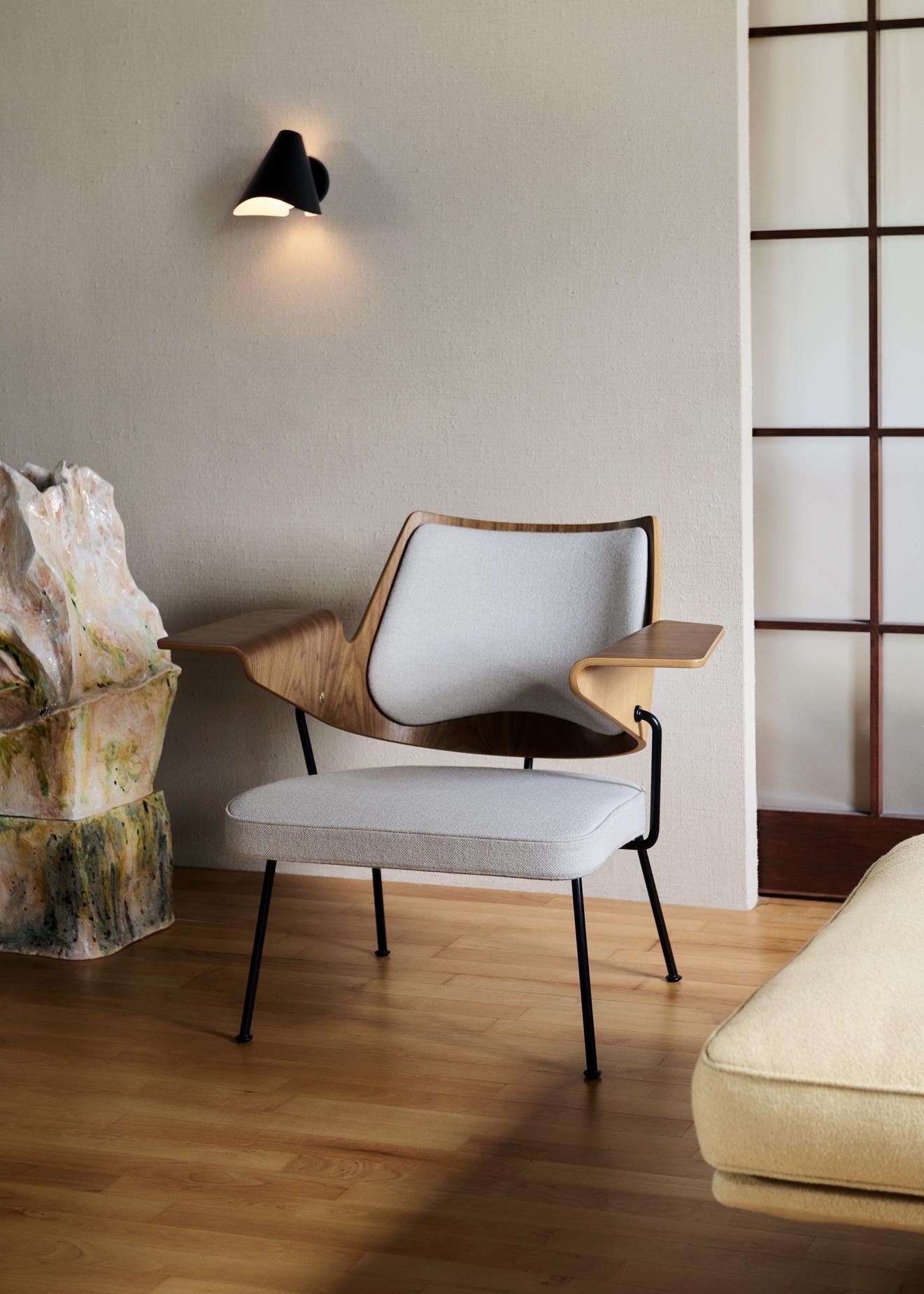 Caratterizzata da un carattere morbido e invitante, la RFH Lounge Chair segue gli stessi principi di design della RFH Armchair. Il fascino della sedia risiede in parte nel suo ingombro ridotto e nella sua forma compatta, che offre un pezzo da