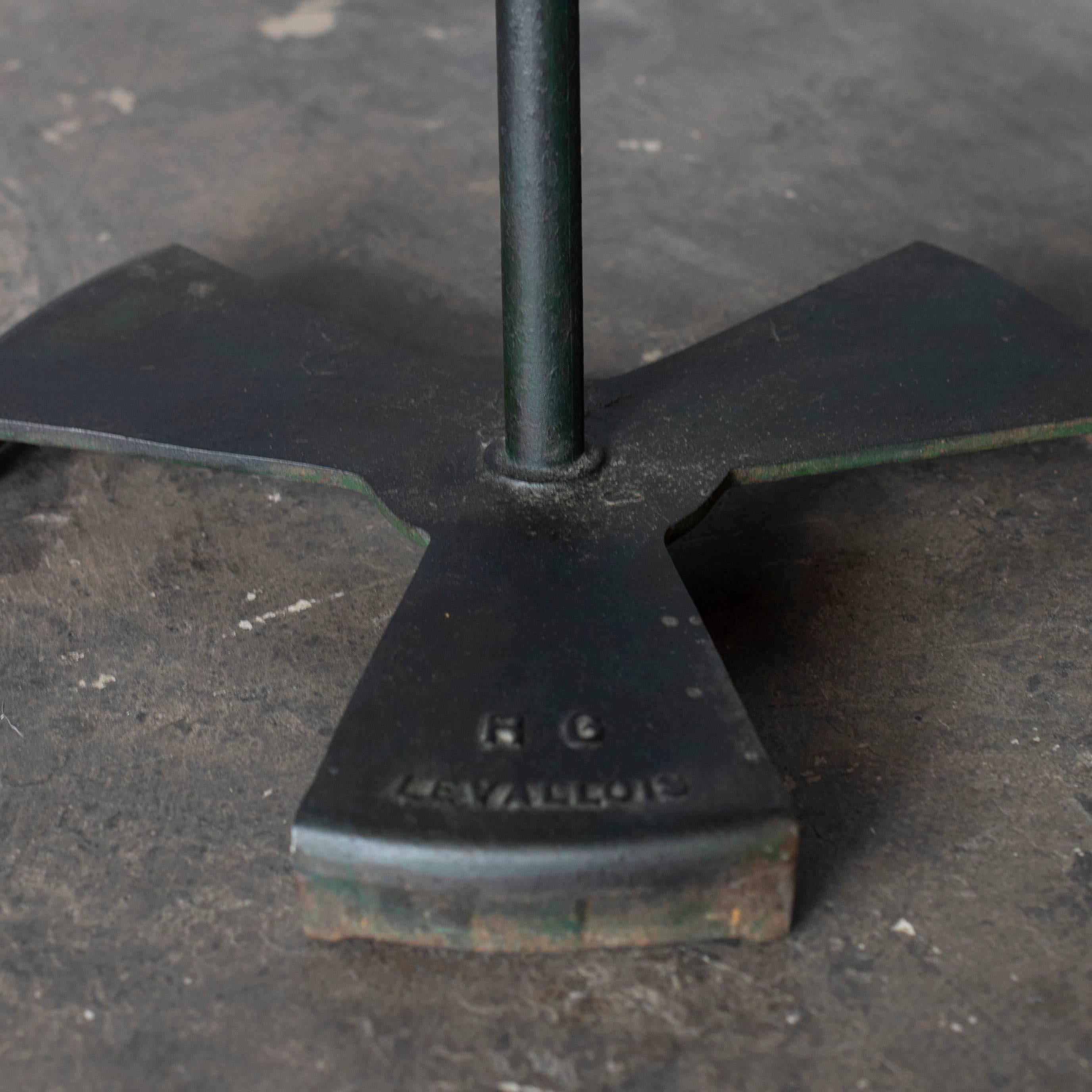 Eine Werksgaragenlampe von R.G Levallois. 
In originaler tiefblaugrüner Farbe und minimalem Design. 
Eine Prägemarke von 