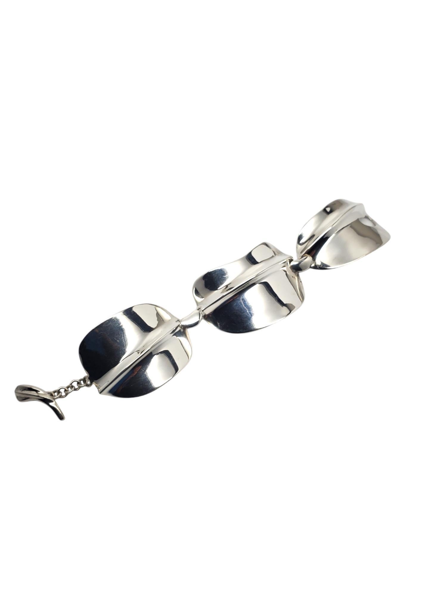RGN India - Bracelet à maillons en argent sterling avec large panneau de feuilles - - - - - -.

Ce superbe bracelet à bascule présente 3 grands maillons en forme de feuilles en argent sterling classique de RGN India.

Taille : 7 pouces
1,5