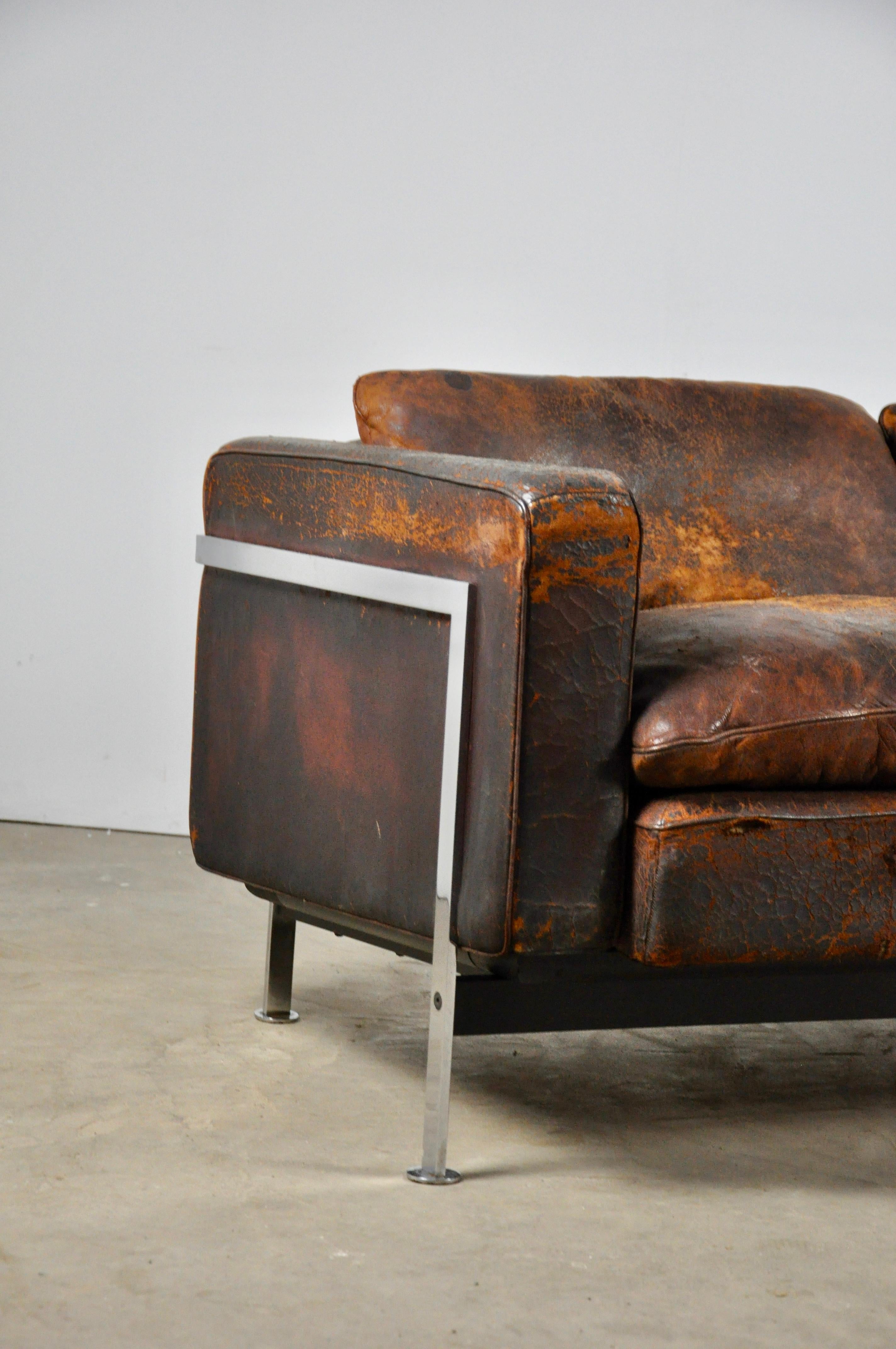 Leather armchair with chromed metal structure. Some marks of wear due to the time (see photo).
