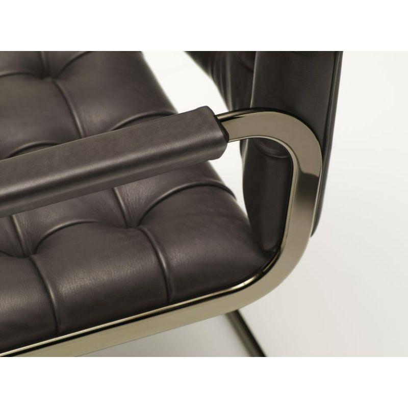 Chaise avec accoudoirs RH-305/01 de De Sede. Une chaise qui n'a rien perdu de son élégance et de son style depuis sa création dans les années 1950, une icône. La réédition reste un classique, mais a été légèrement adaptée aux exigences modernes avec