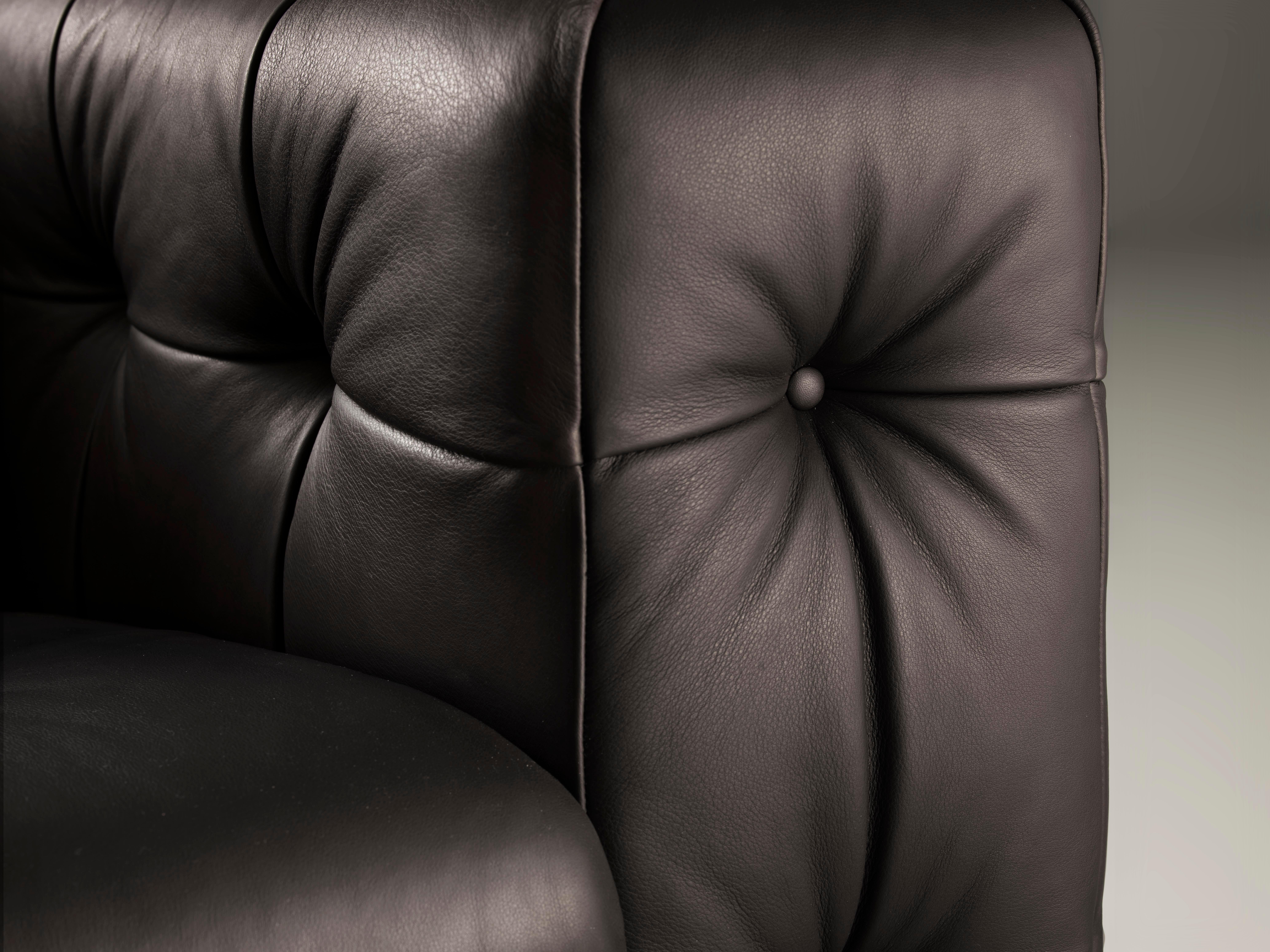 RH-306 - Grand canapé en cuir touffeté Chesterfield de Robert Haussmann Neuf - En vente à Brooklyn, NY