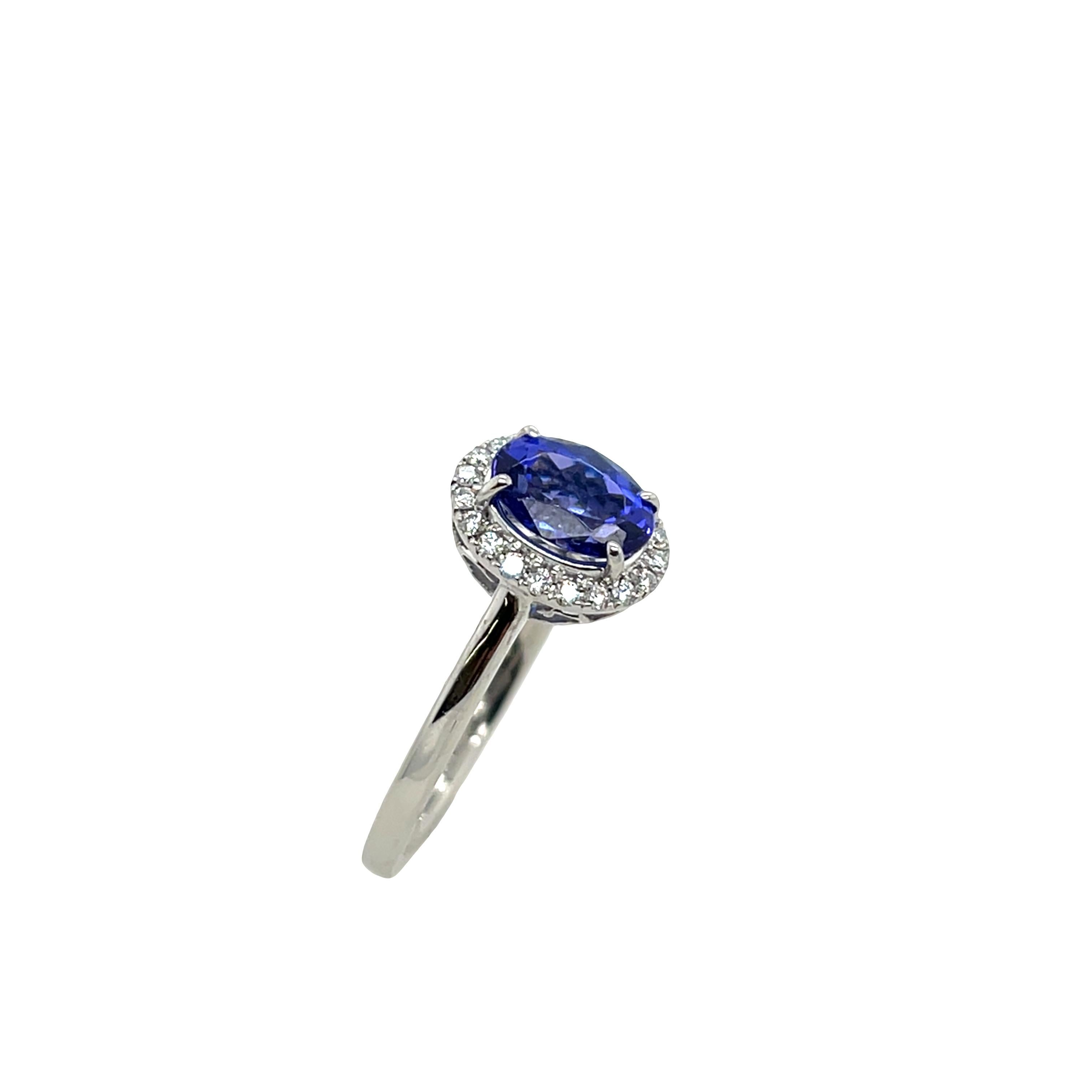 Sofisticato e abbagliante, questo anello Rhapsody con tanzanite e diamanti da 1,6 carati presenta una tanzanite da 1,6 carati al centro, circondata da un'aureola di diamanti brillanti e incastonata in un lussuoso platino. 
Un design senza tempo che