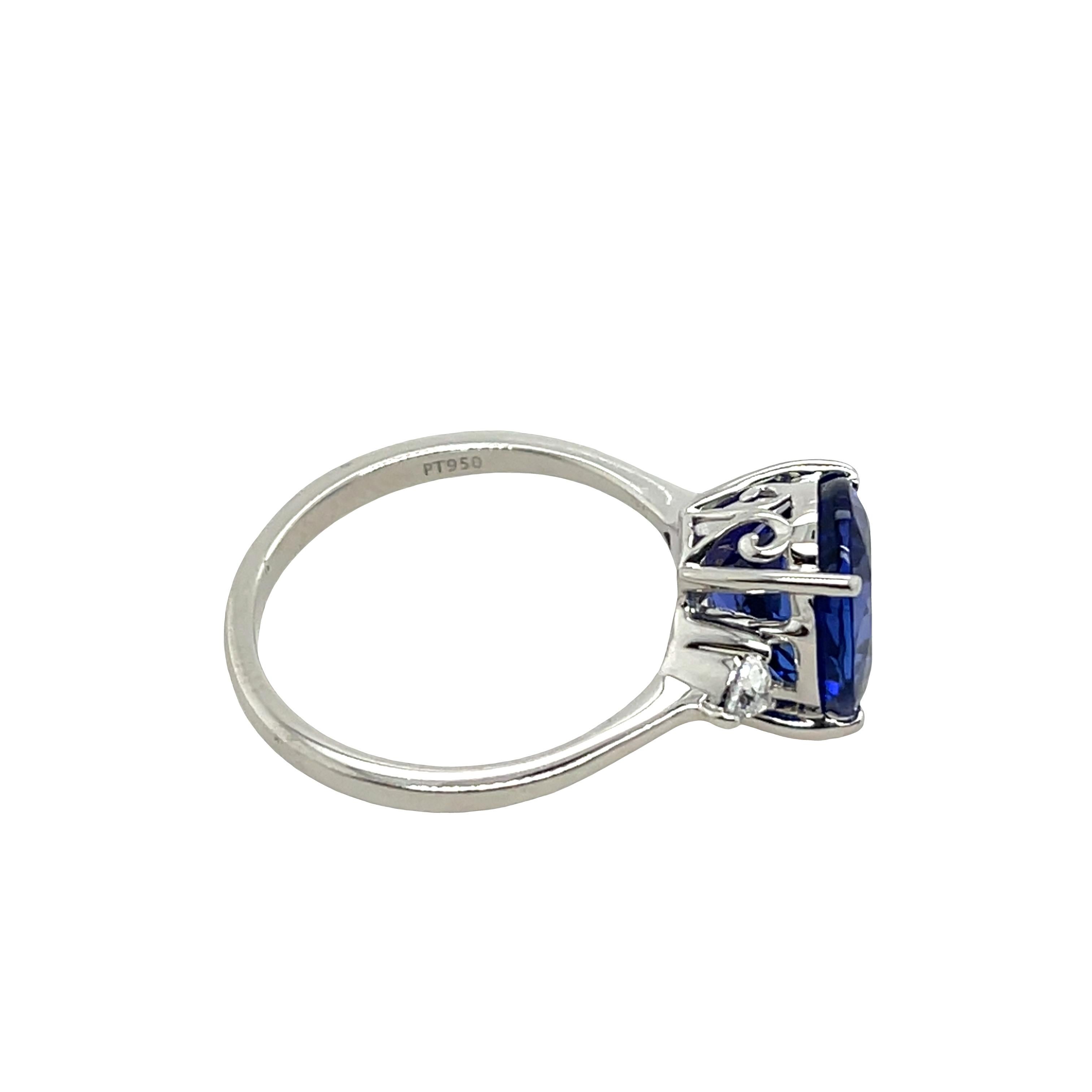 Audace, sofisticato e accattivante, questo anello con tanzanite e diamanti da 3,30 carati presenta al centro una tanzanite da 3,30 carati, incastonata in un lussuoso platino e affiancata da due diamanti a taglio triangolare. 
Una straordinaria