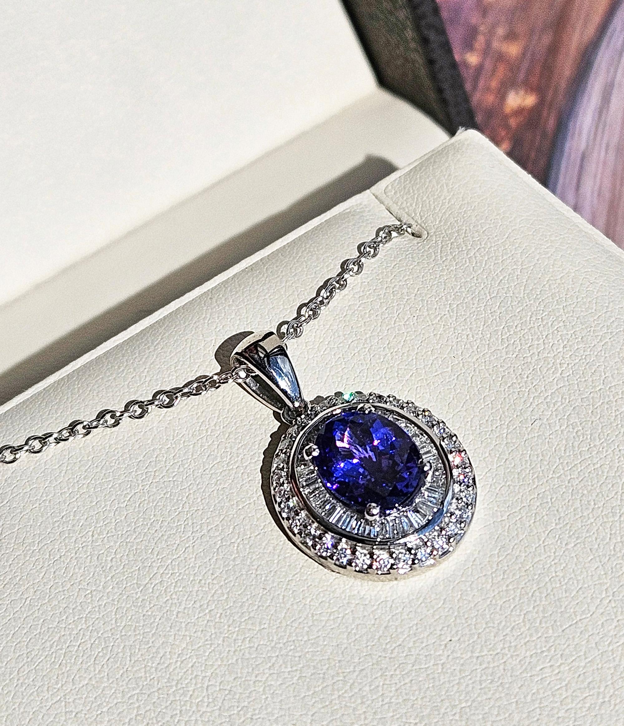Rhapsody AAAA OVAL Tanzanite E-F VS Baguettes Diamonds 3.45ctw Platinum Pendant Moderno en venta