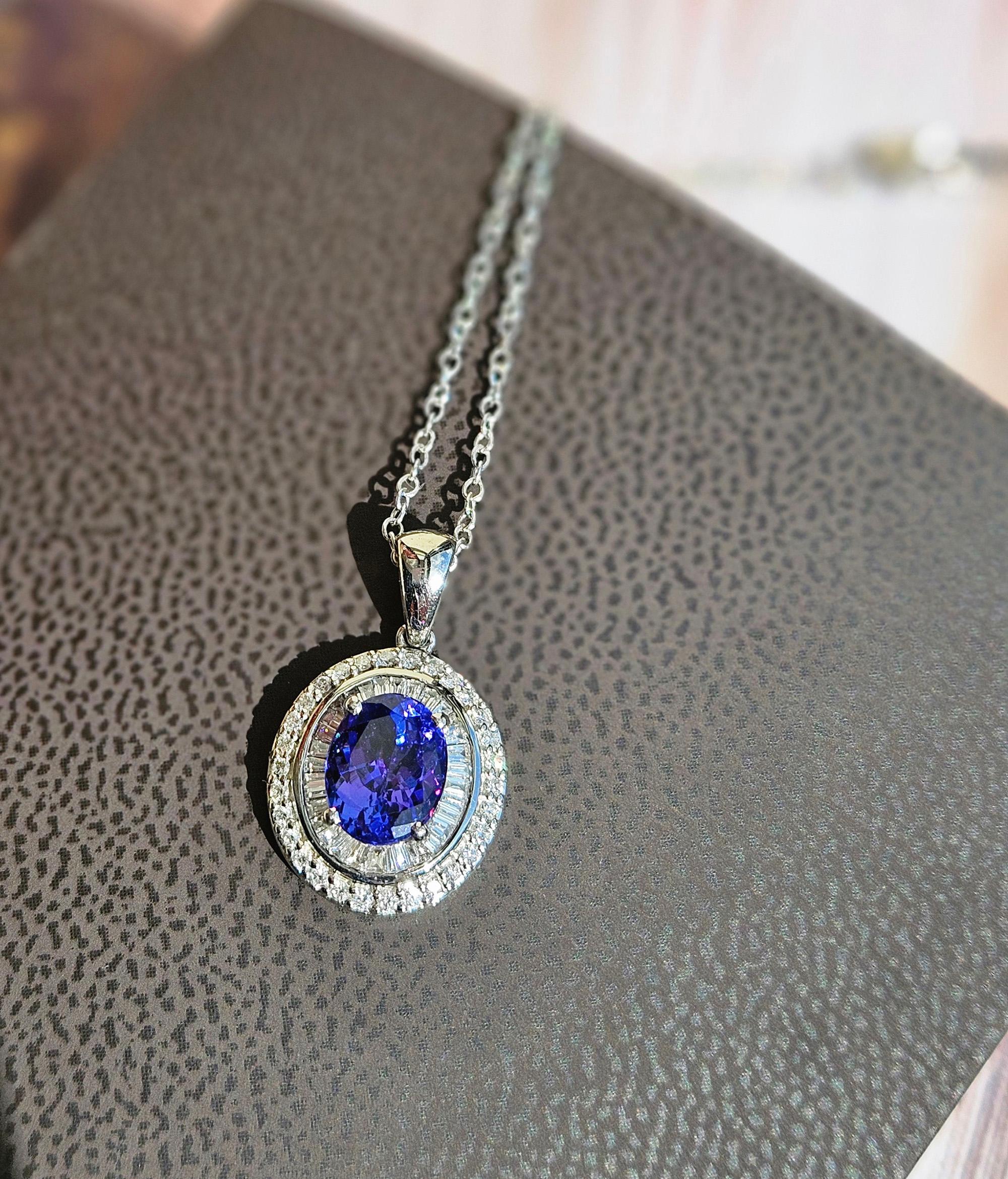 Rhapsody AAAA OVAL Tanzanite E-F VS Baguettes Diamonds 3.45ctw Platinum Pendant Corte oval en venta