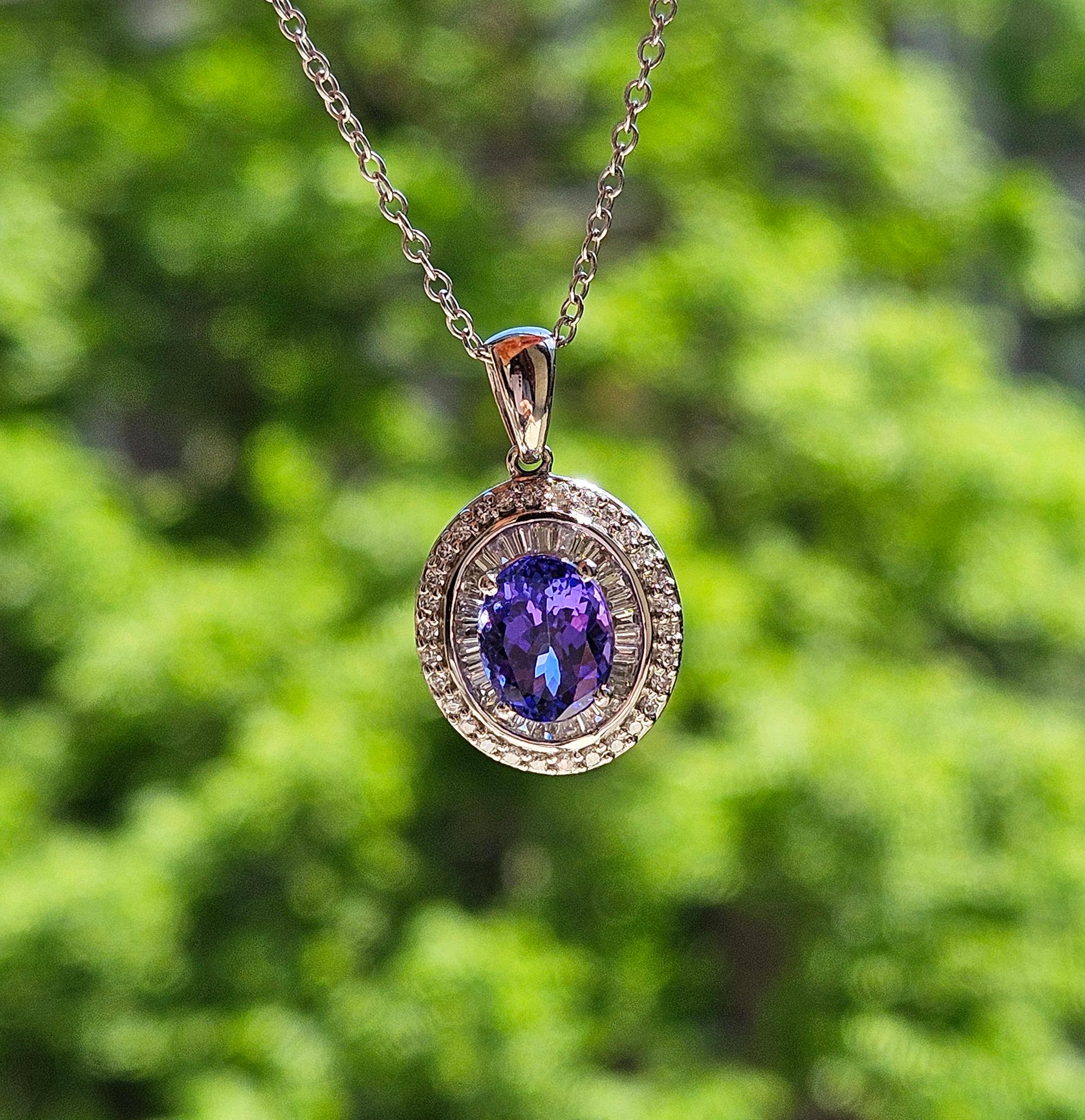 Rhapsody AAAA OVAL Tanzanite E-F VS Baguettes Diamonds 3.45ctw Platinum Pendant en venta 3