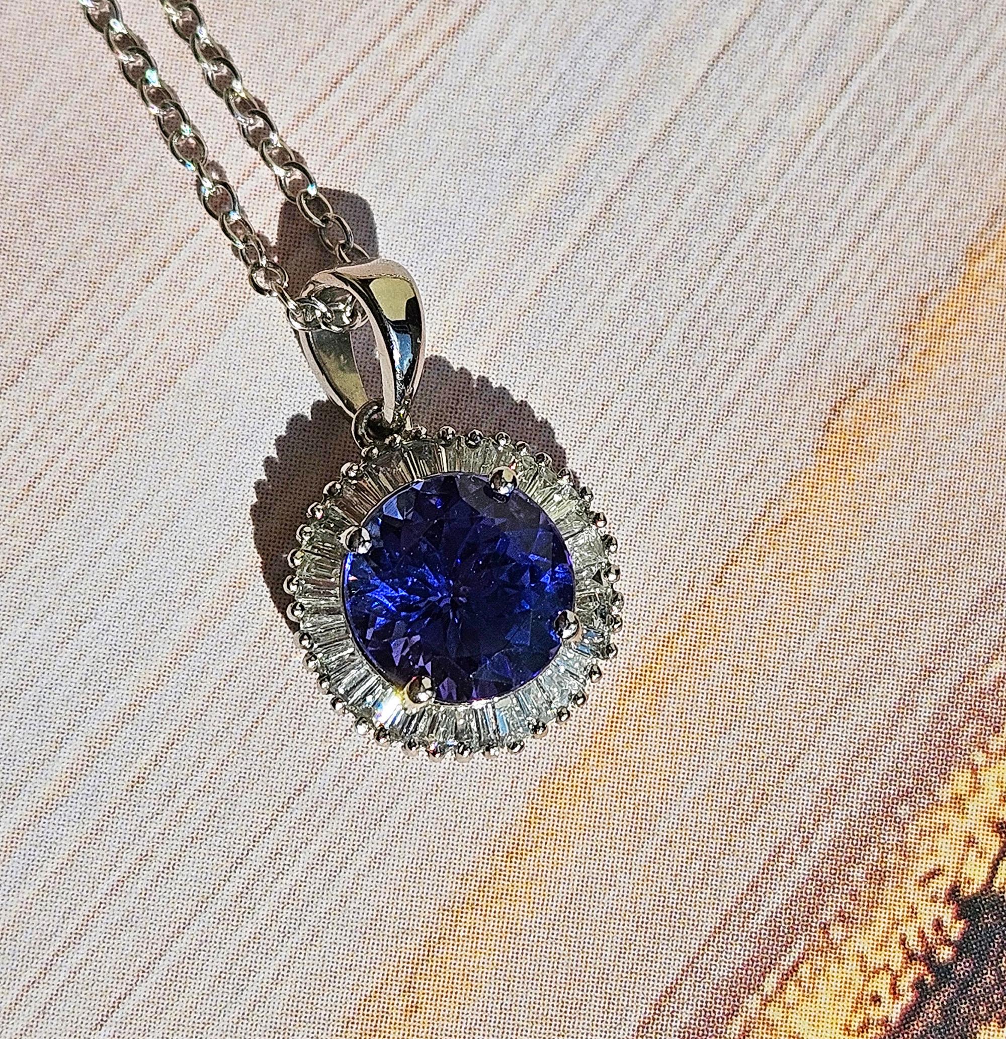 Rhapsody AAAA Round Tanzanite & E-F VS Baguettes Diamonds 3.20ctw PL Pendant en venta 4