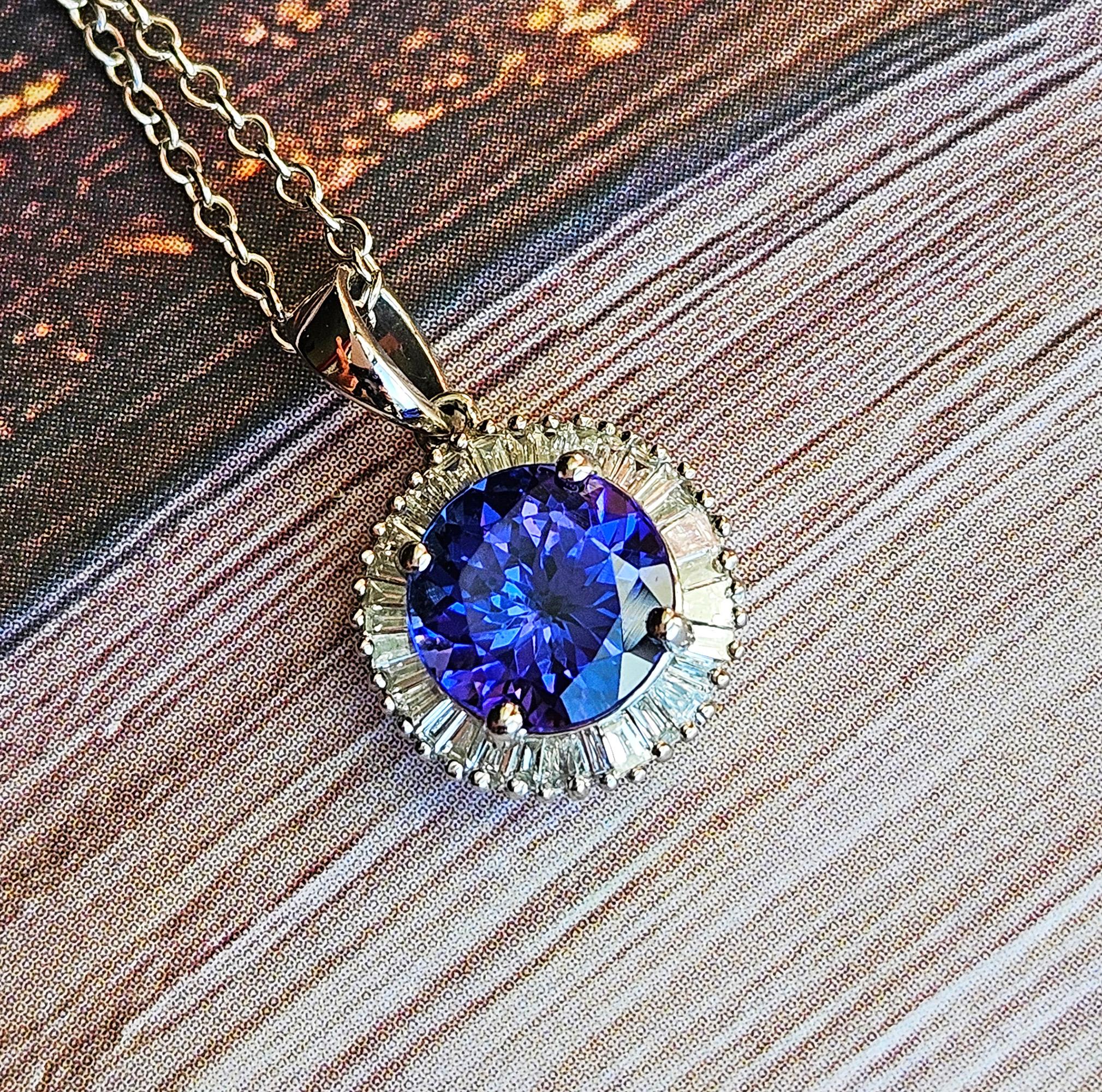 Rhapsody AAAA Round Tanzanite & E-F VS Baguettes Diamonds 3.20ctw PL Pendant en venta 8