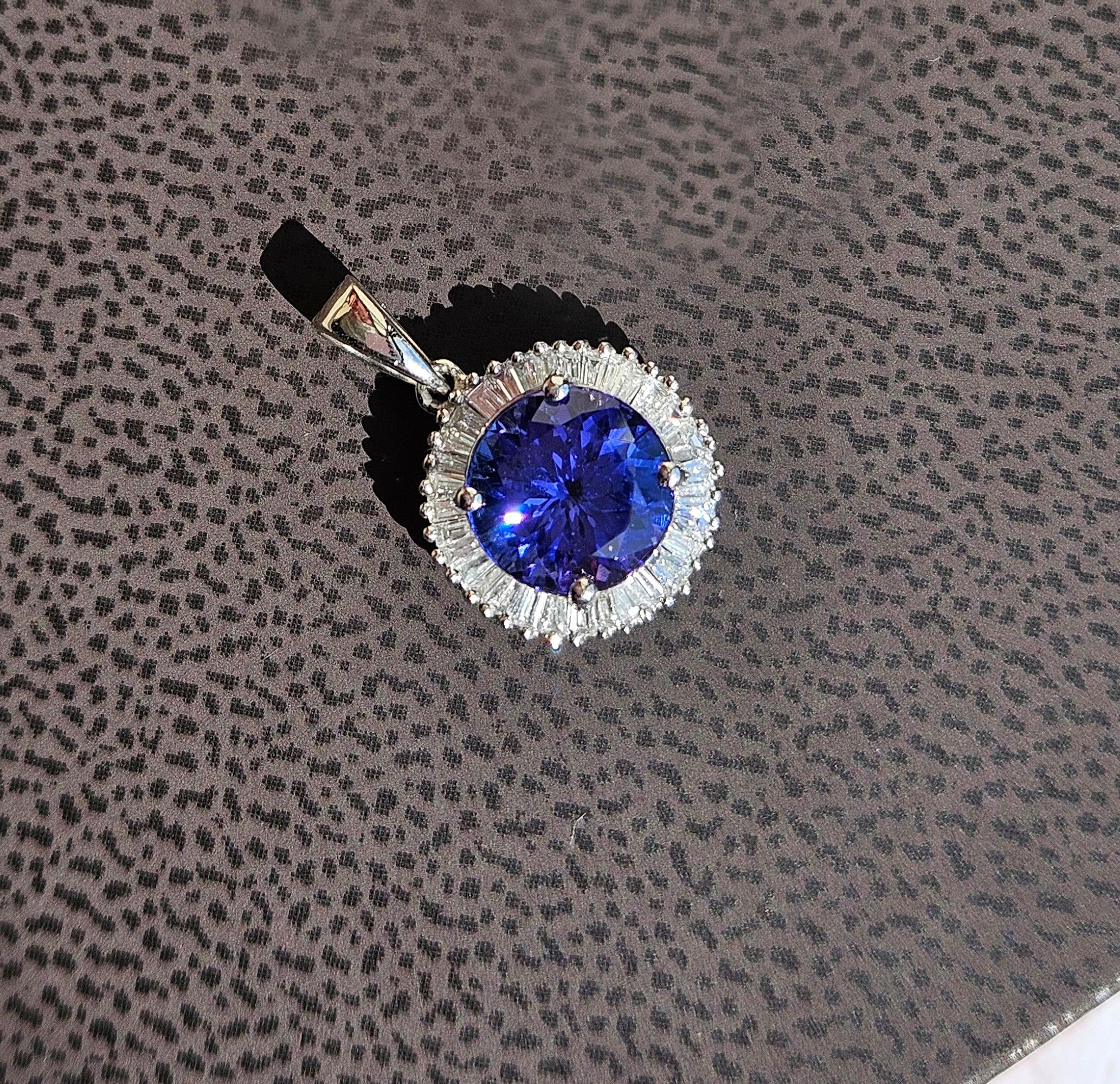 Rhapsody AAAA Round Tanzanite & E-F VS Baguettes Diamonds 3.20ctw PL Pendant en venta 2