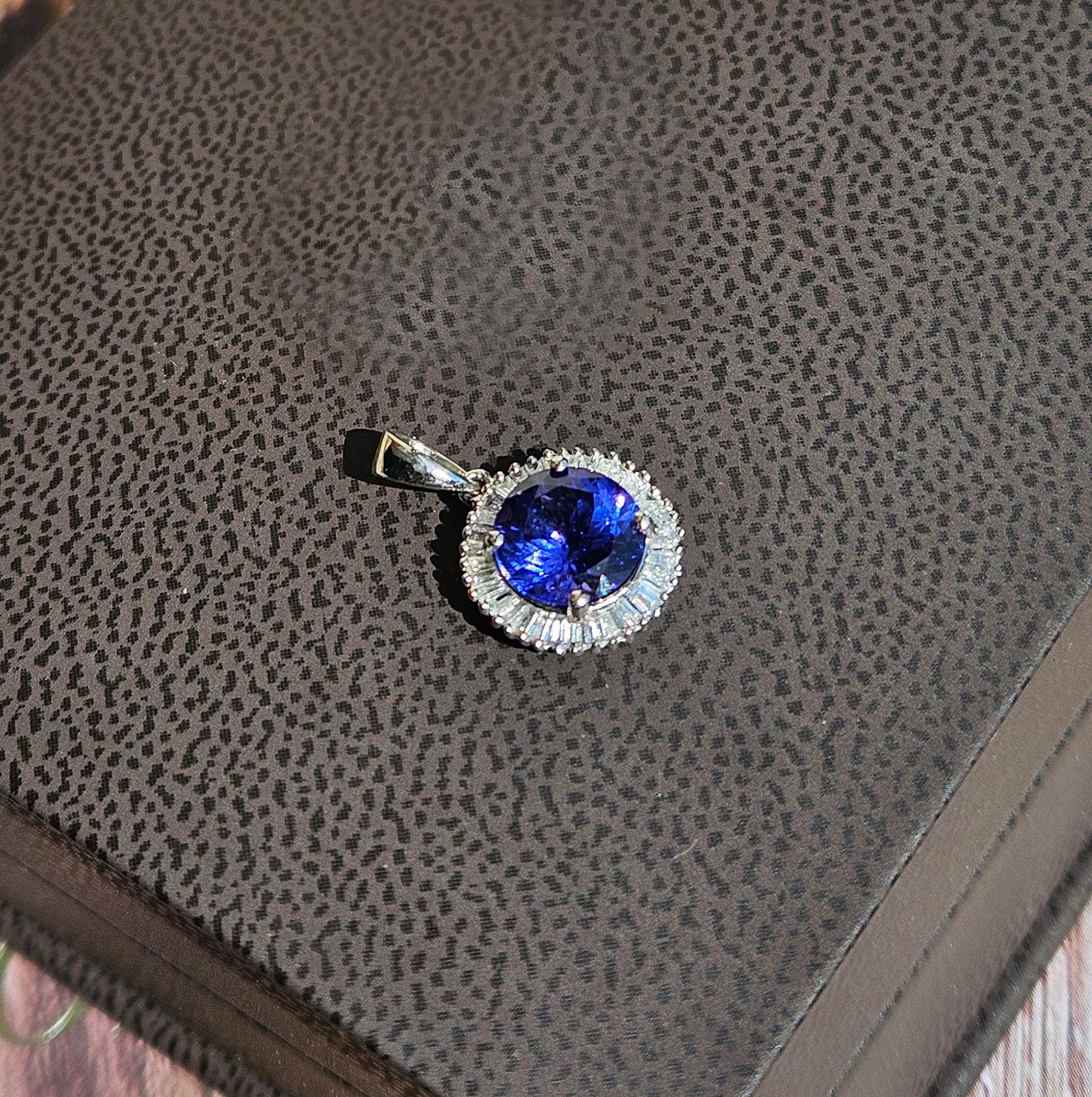 Rhapsody AAAA Round Tanzanite & E-F VS Baguettes Diamonds 3.20ctw PL Pendant en venta 3