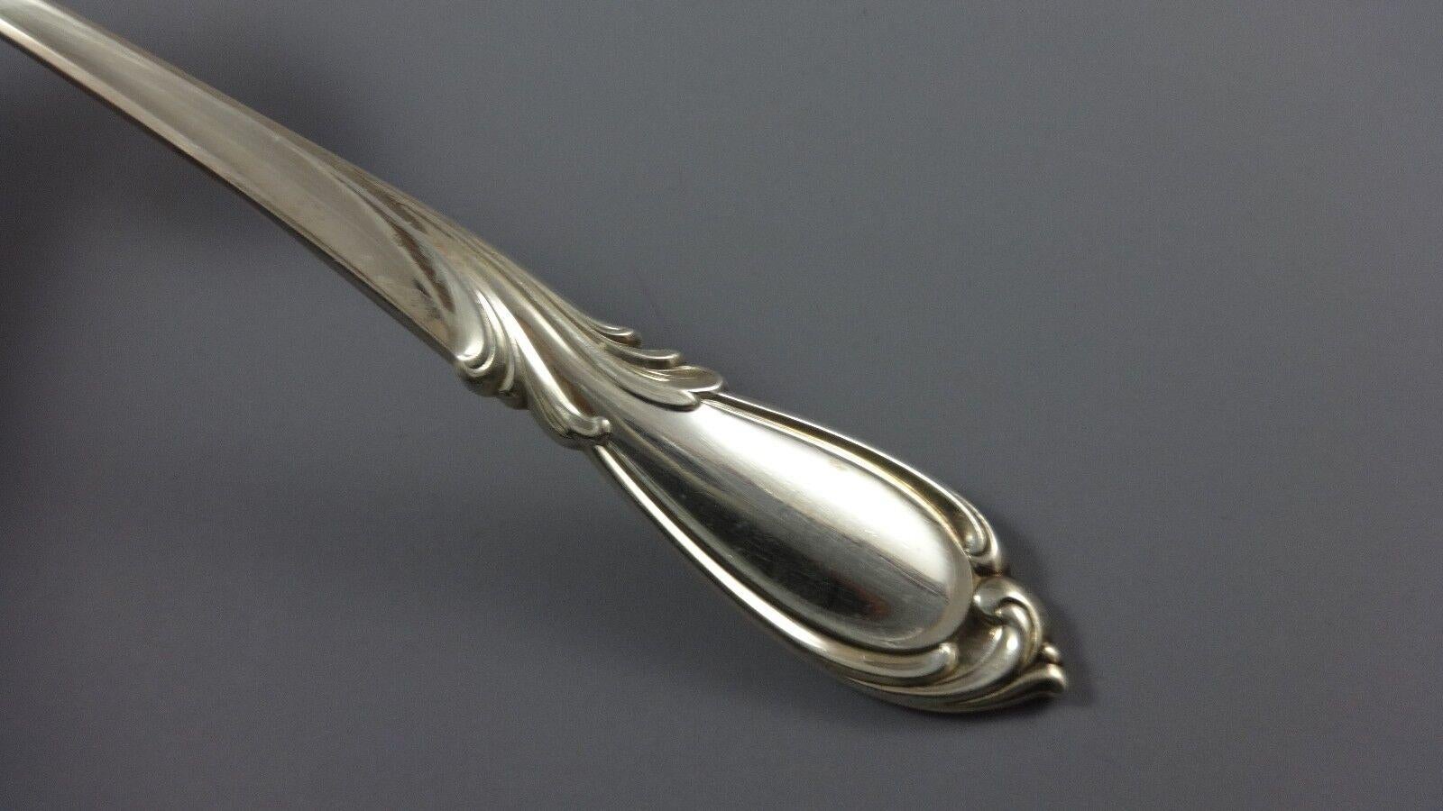 Rapsodia refleja una agradable armonía de diseño tradicional y estilo moderno. Las curvas asimétricas, profundamente esculpidas, juegan sobre cada pieza. Este motivo sencillo pero elegante aporta un acento lírico a muchos diseños de cristal y