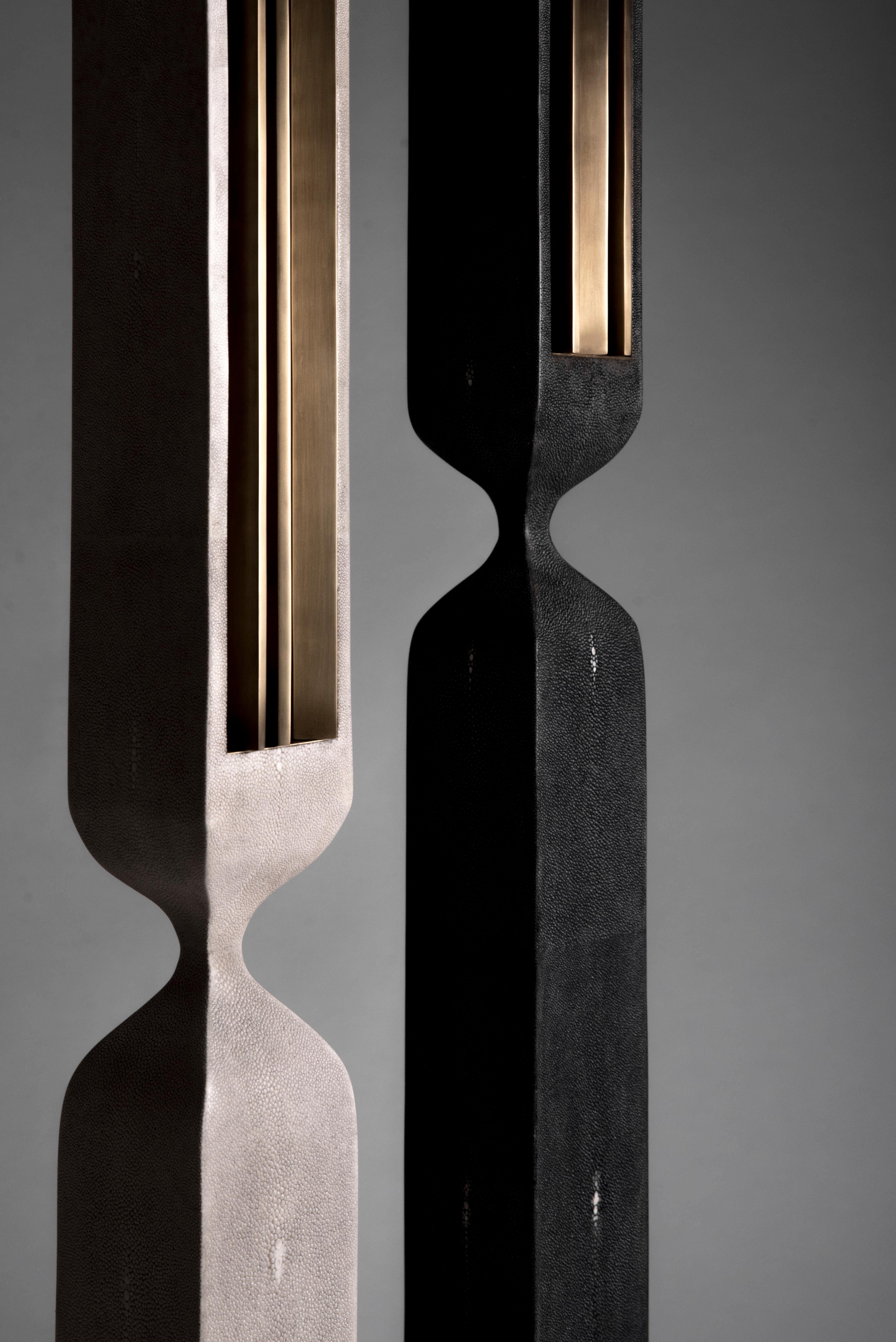 XXIe siècle et contemporain Lampadaire Rhapsody en galuchat noir, bronze et laiton patiné par Patrick Coard Paris en vente