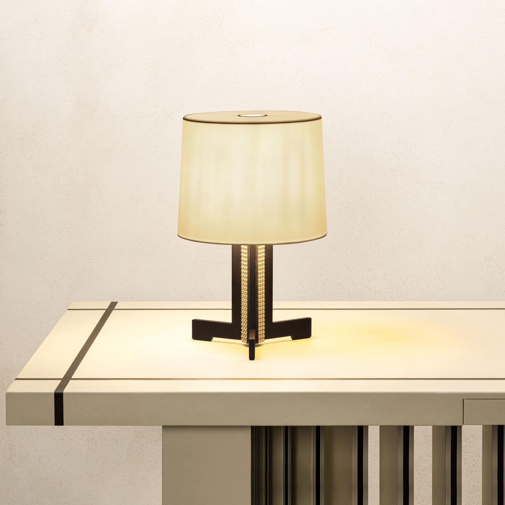 For nearly twenty years, the Giobagnara brand has combined traditional know-how and leading-edge technology to produce elegance of the highest standard. With luxurious creations available in a unique and virtually limitless color palette of leathers