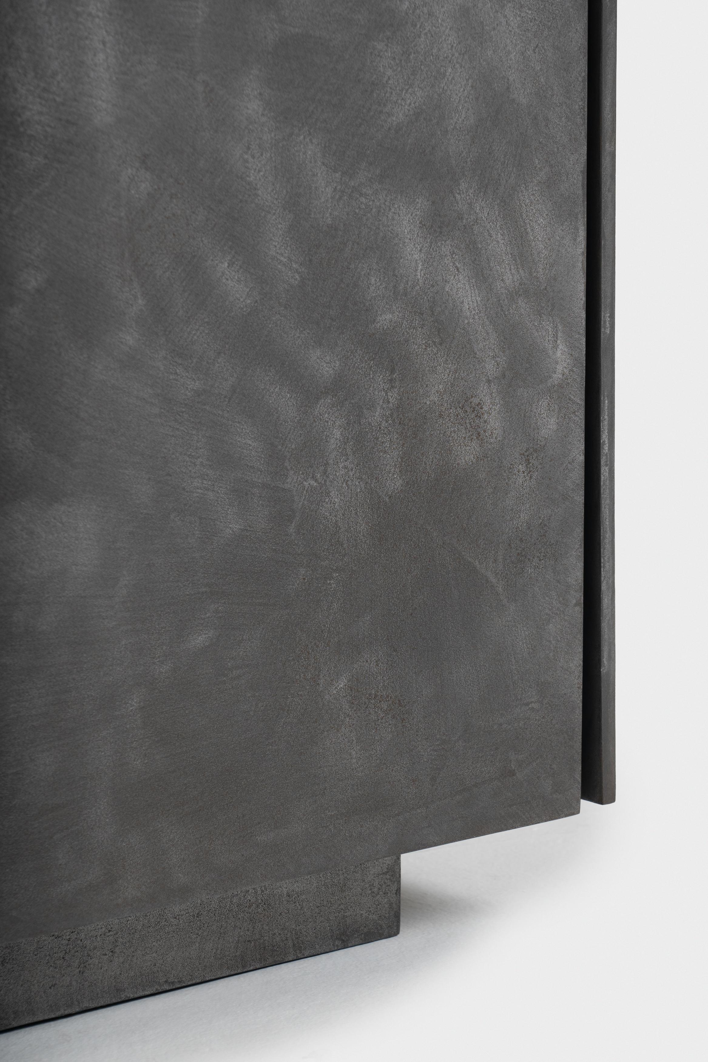 Rhea kommode aus pappelholz und eisen mit messing-finish by Matteo Cibic (Italienisch) im Angebot