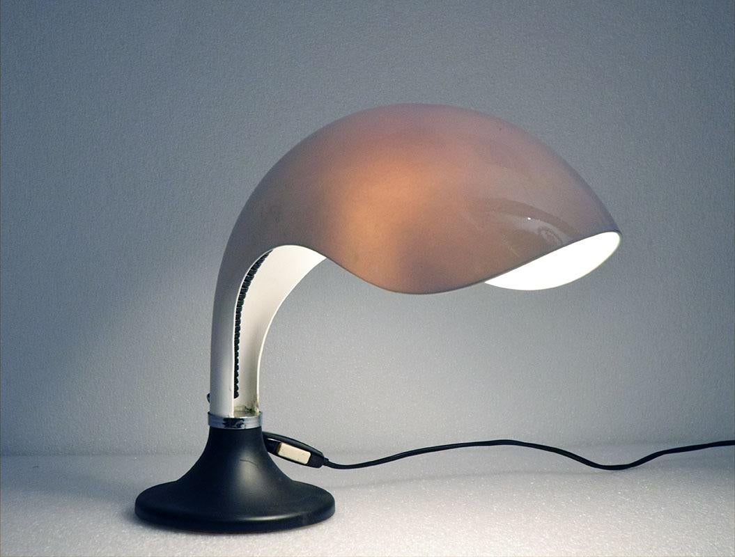 Table lamp model Rhea design Marcello Cuneo for Ampaglas, 1960s.
Painted metal base, plastic diffuser with curved design.
Original electrical system.
In excellent conditions.