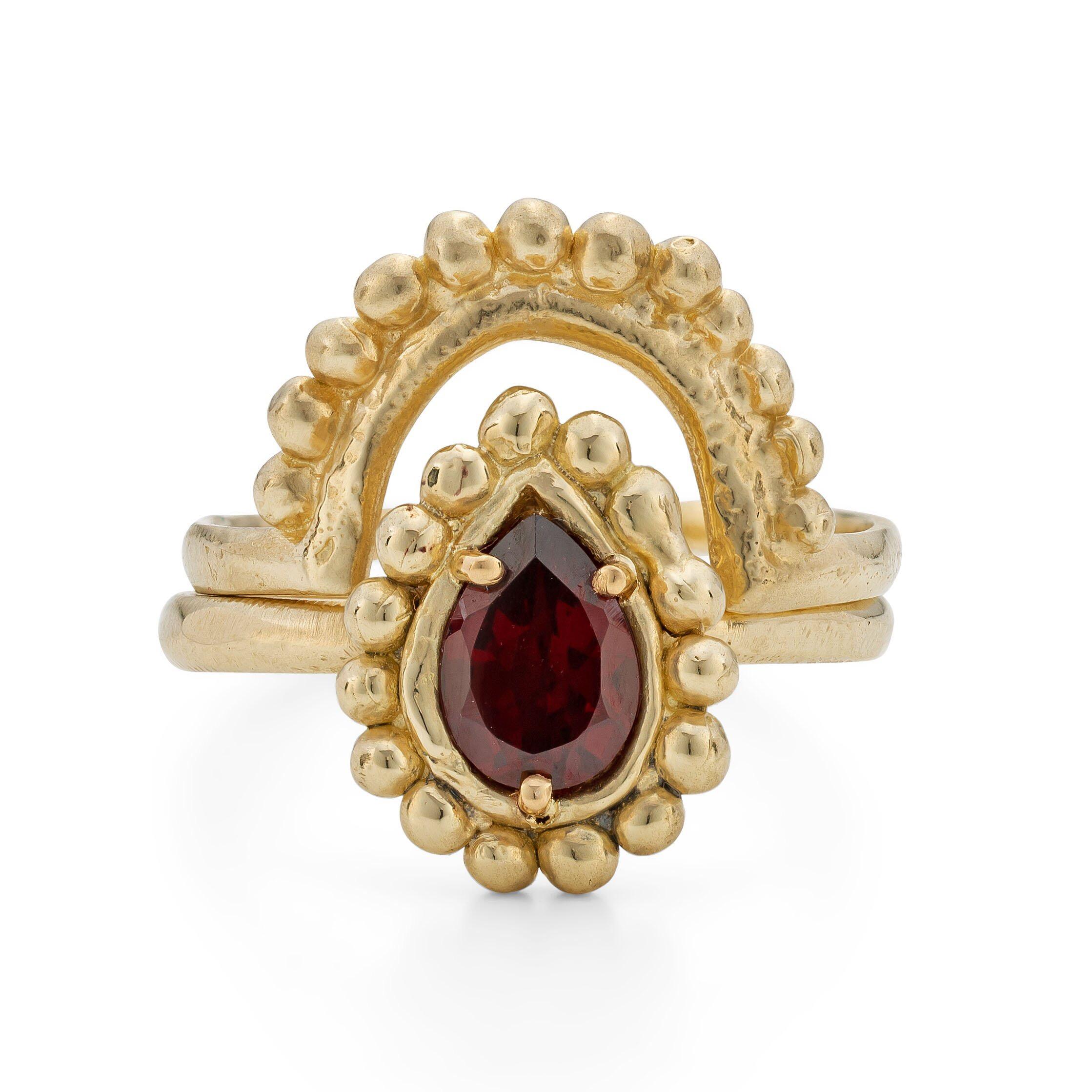 Women's or Men's Rhea Ring with Garnet, 18 Karat Yellow Gold For Sale