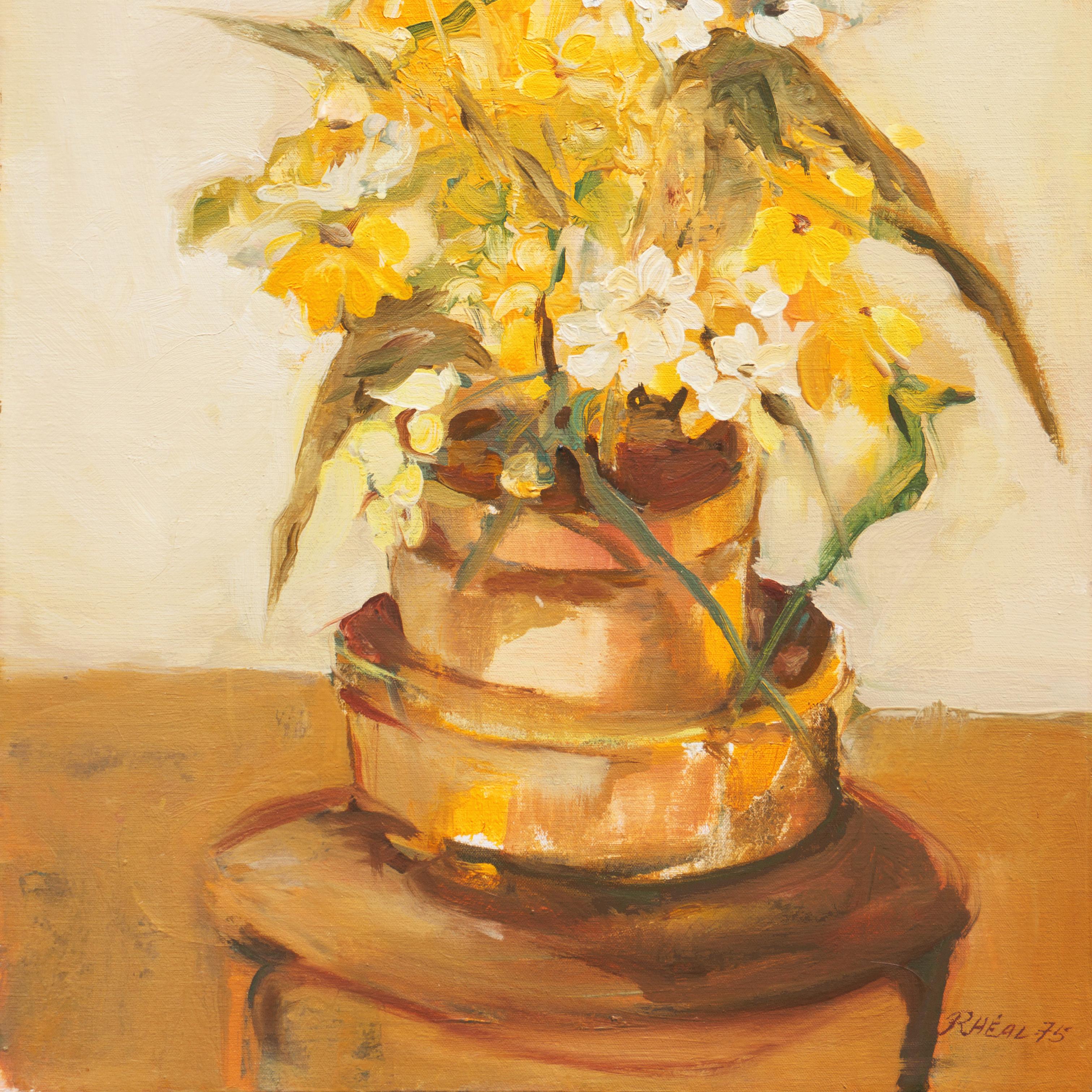 'Yellow and White Daisies in a Brass Planter', Nature morte irlandaise du milieu du siècle dernier - Orange Interior Painting par Rheal