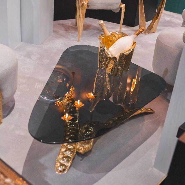 XXIe siècle et contemporain Table centrale Rheedi avec détails en laiton doré et plateau en verre trempé en vente