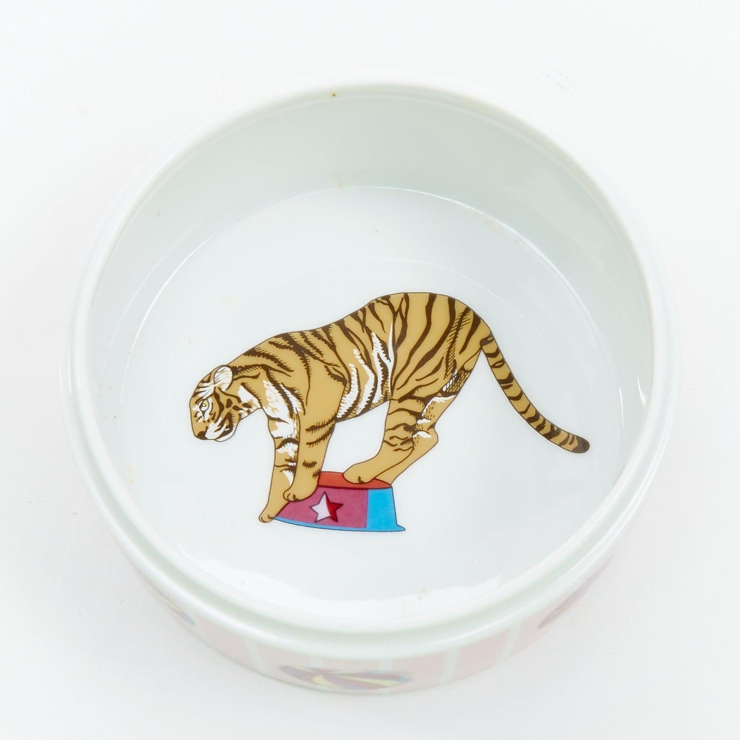 RHERMES Caja redonda circo rosa amarillo blanco estrella bolas recipiente porcelana
Referencia: KYCG/A00151
Marca: Hermes
Model No: Caja redonda Circus
Material: Porcelana
Color: Rosa, Amarillo
Patrón: A rayas
Forro: Blanco 
Detalles adicionales: