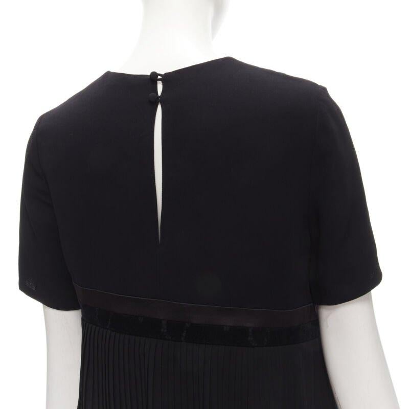 RHIE - top in velluto satinato nero con volant plissettato US2 S in vendita 3