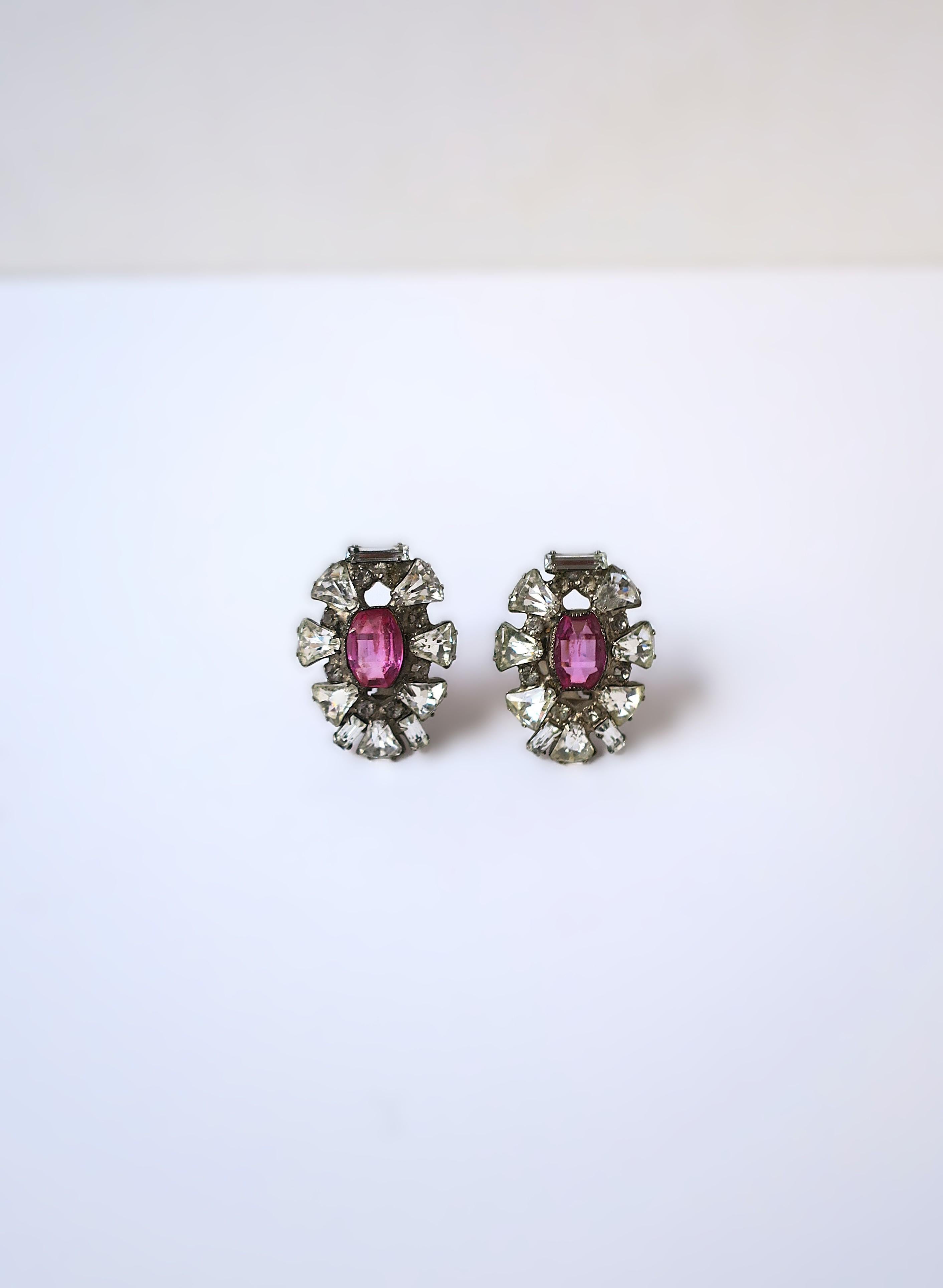 Magnifique paire de boucles d'oreilles en strass avec une marquise rose magenta au centre, vers le d�ébut du 20e siècle. Une paire étonnante, à porter avec ou sans vêtements.