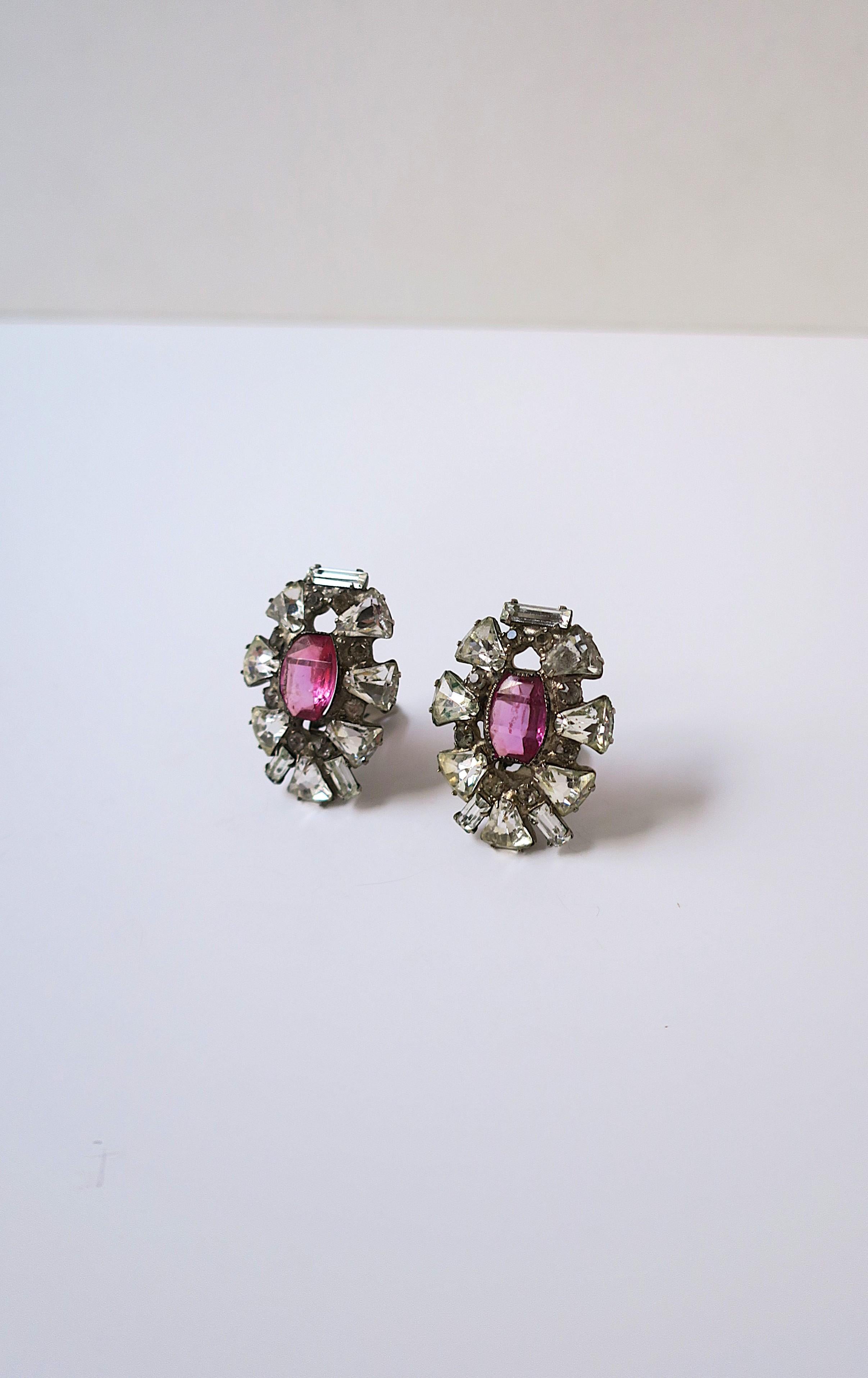 Boucles d'oreilles en strass avec accent rose magenta, vers le début du 20e siècle Unisexe en vente