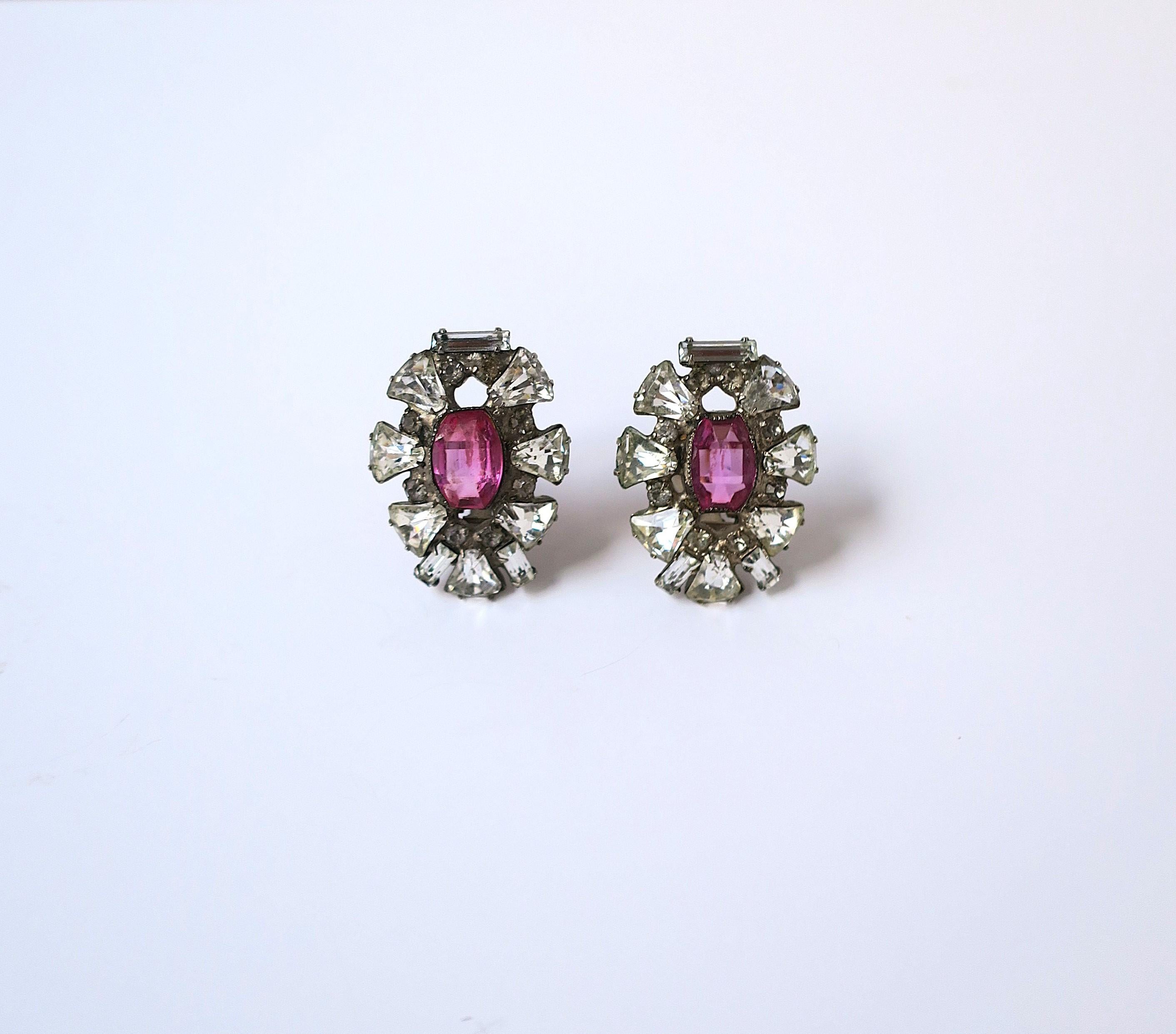 Boucles d'oreilles en strass avec accent rose magenta, vers le début du 20e siècle en vente 1