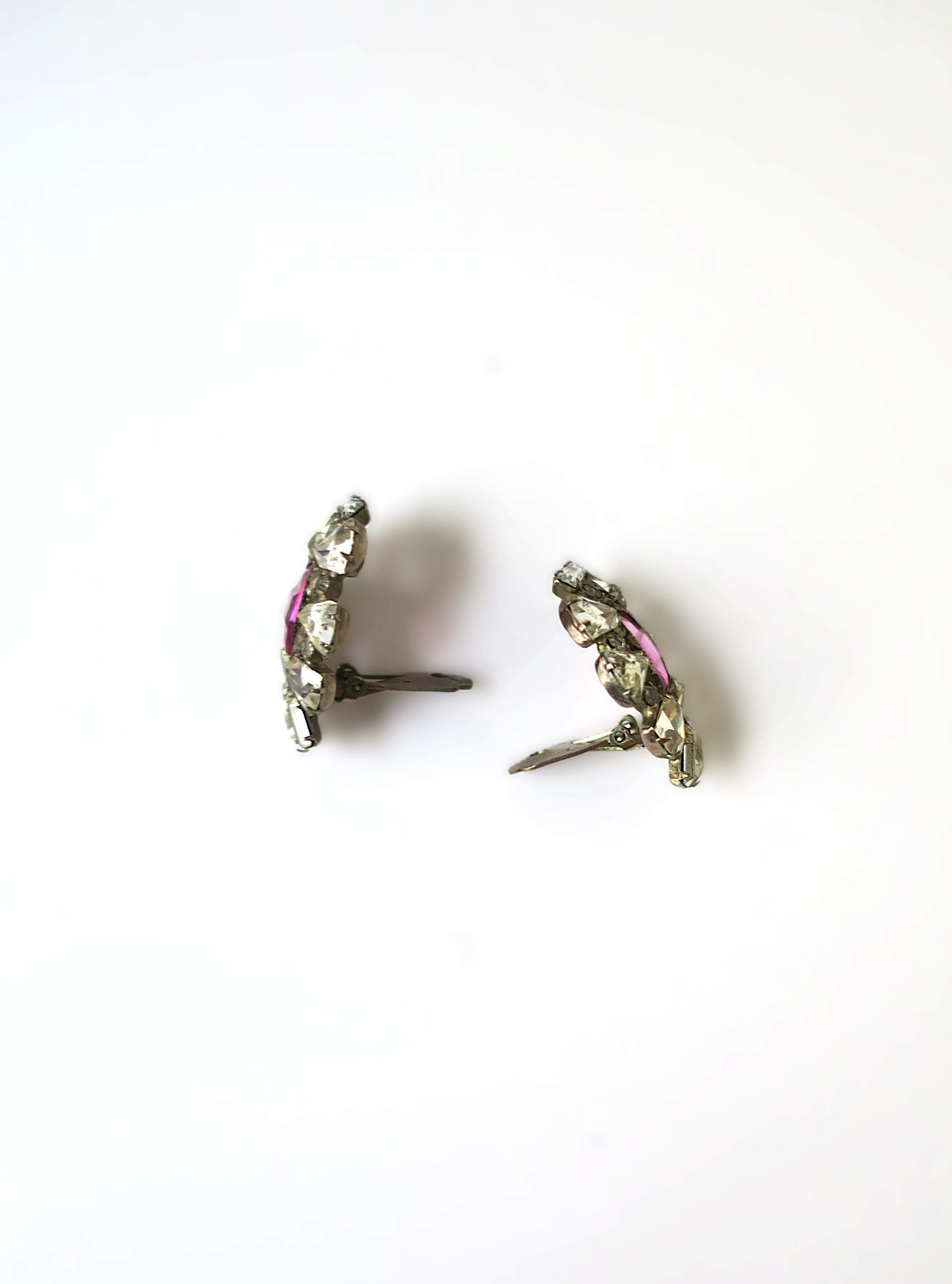 Boucles d'oreilles en strass avec accent rose magenta, vers le début du 20e siècle en vente 3