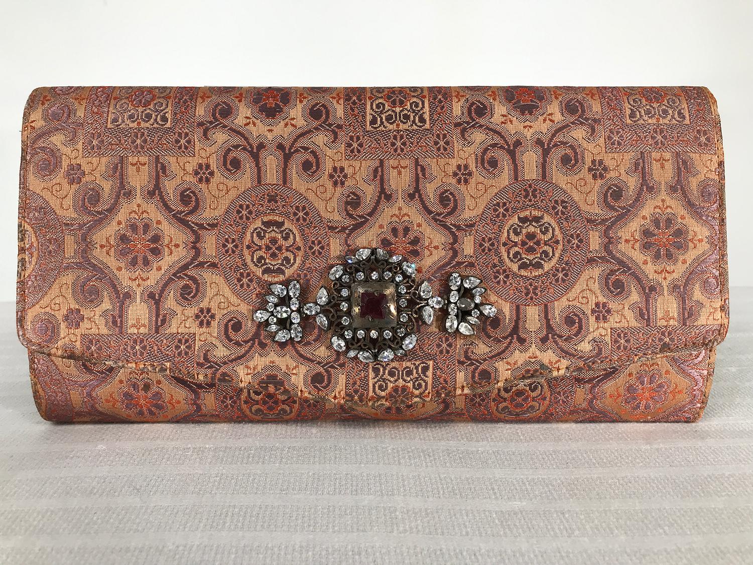 Rosa Brokat-Abendtasche mit Strassstein-Verschluss aus den 1970er Jahren. Diese schöne Tasche ist perfekt für alle, die etwas Exotisches und ein bisschen Bohème mögen, und die meisten Handys passen hinein. Brokatstoff in mattem und satiniertem Rosa
