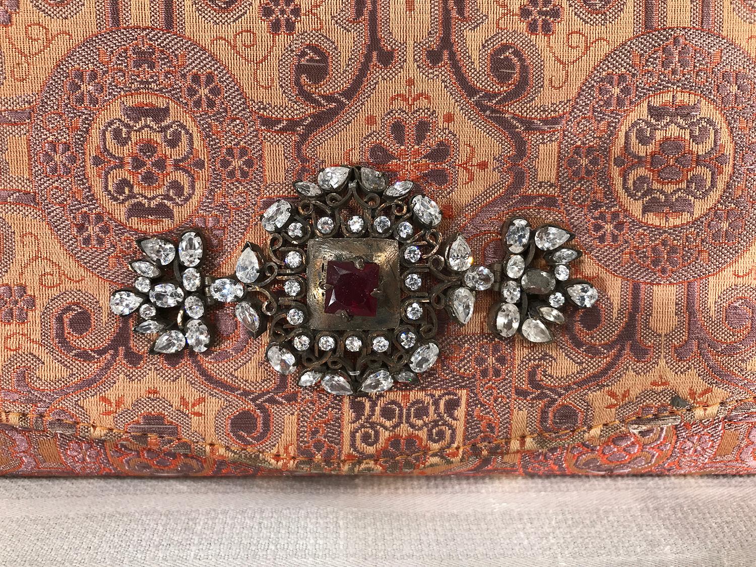 Marron Rhinestone Jewel Clasp Pink Metallic Brocade Evening Clutch Handbag 1970s en vente