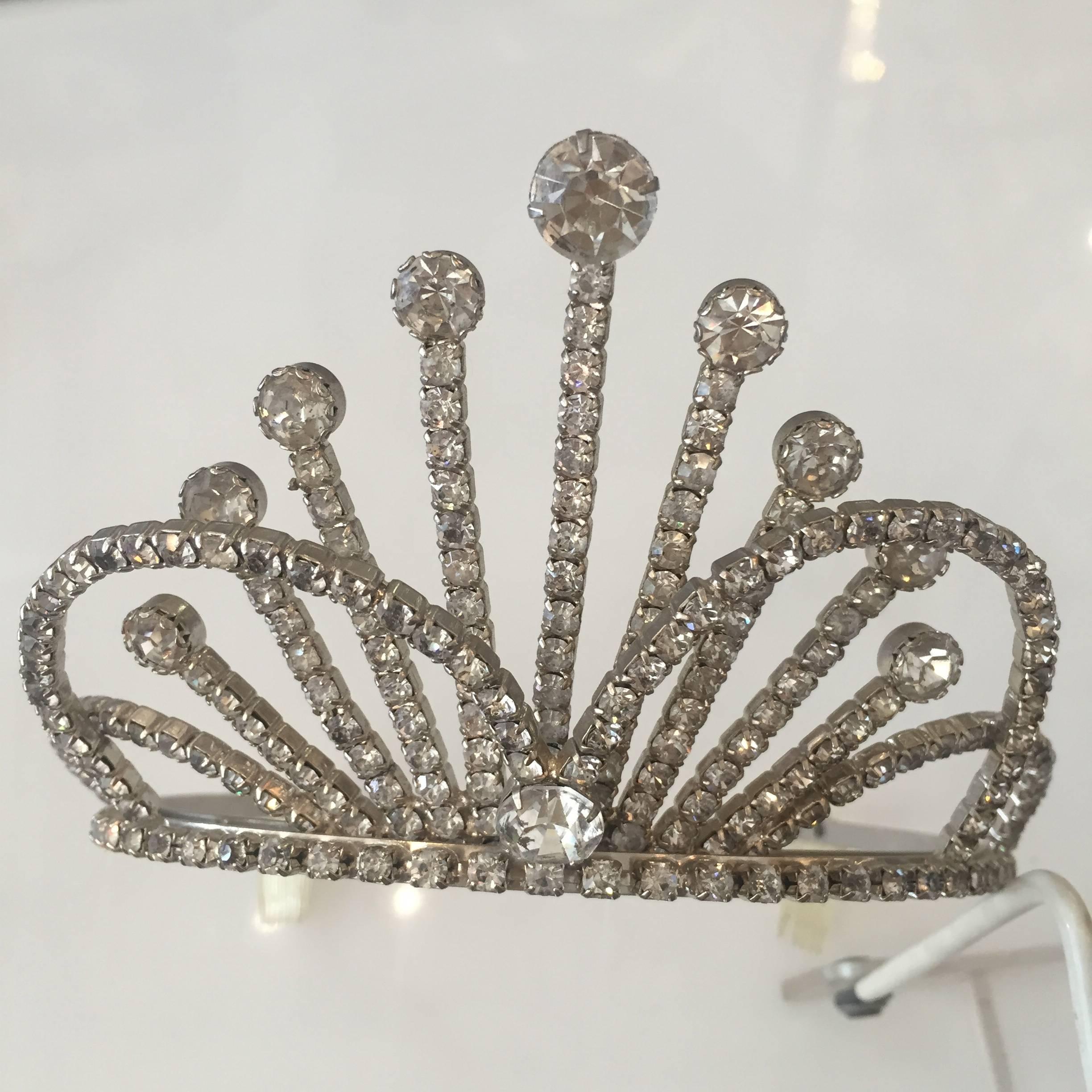 Vintage stainless steel and Rhinestone Tiara wedding crown, excellent quality,

circa 1950.

Measures: 3 1/2
