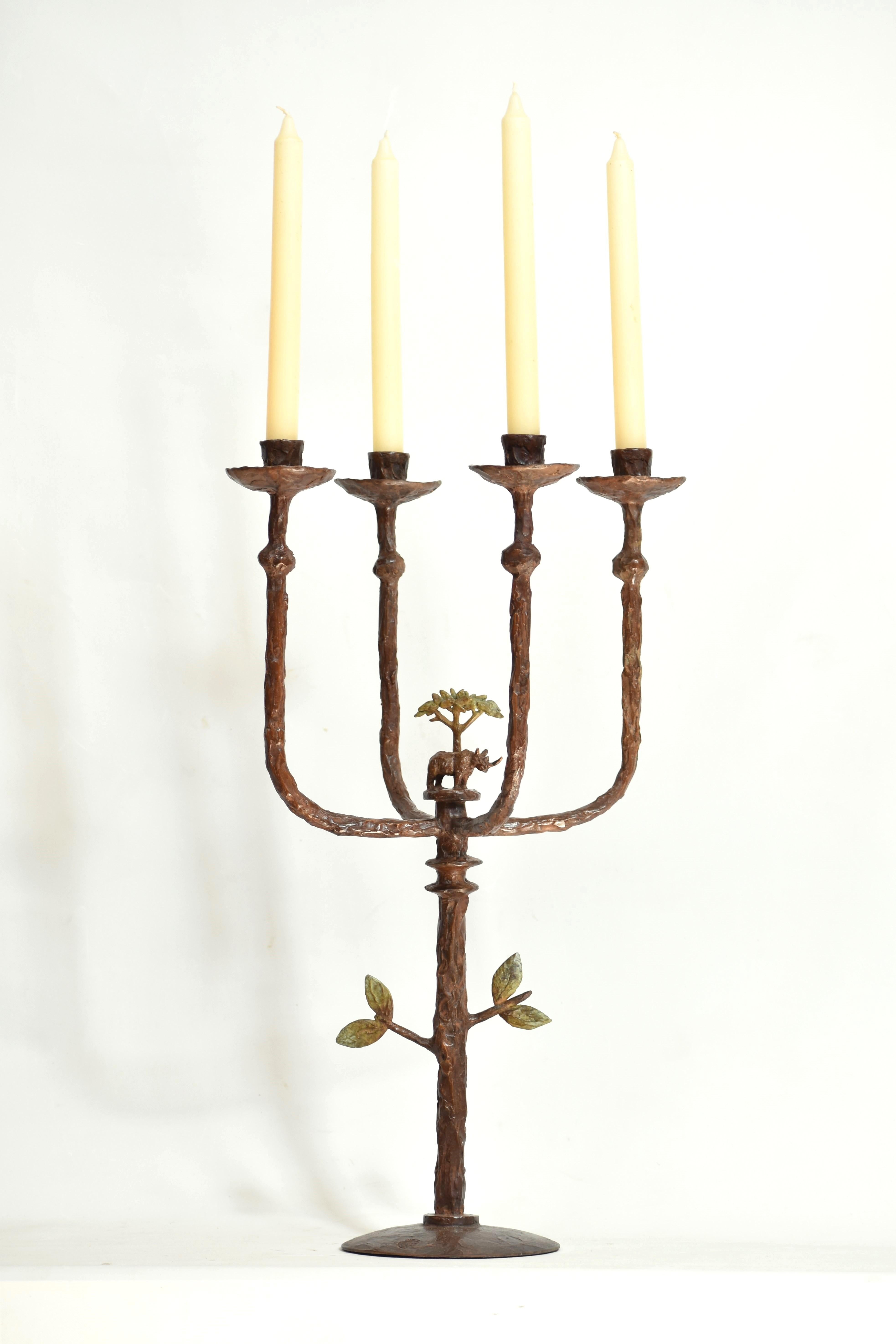 Sudafricano Candelabro Rhino in bronzo fuso - fatto a mano in vendita