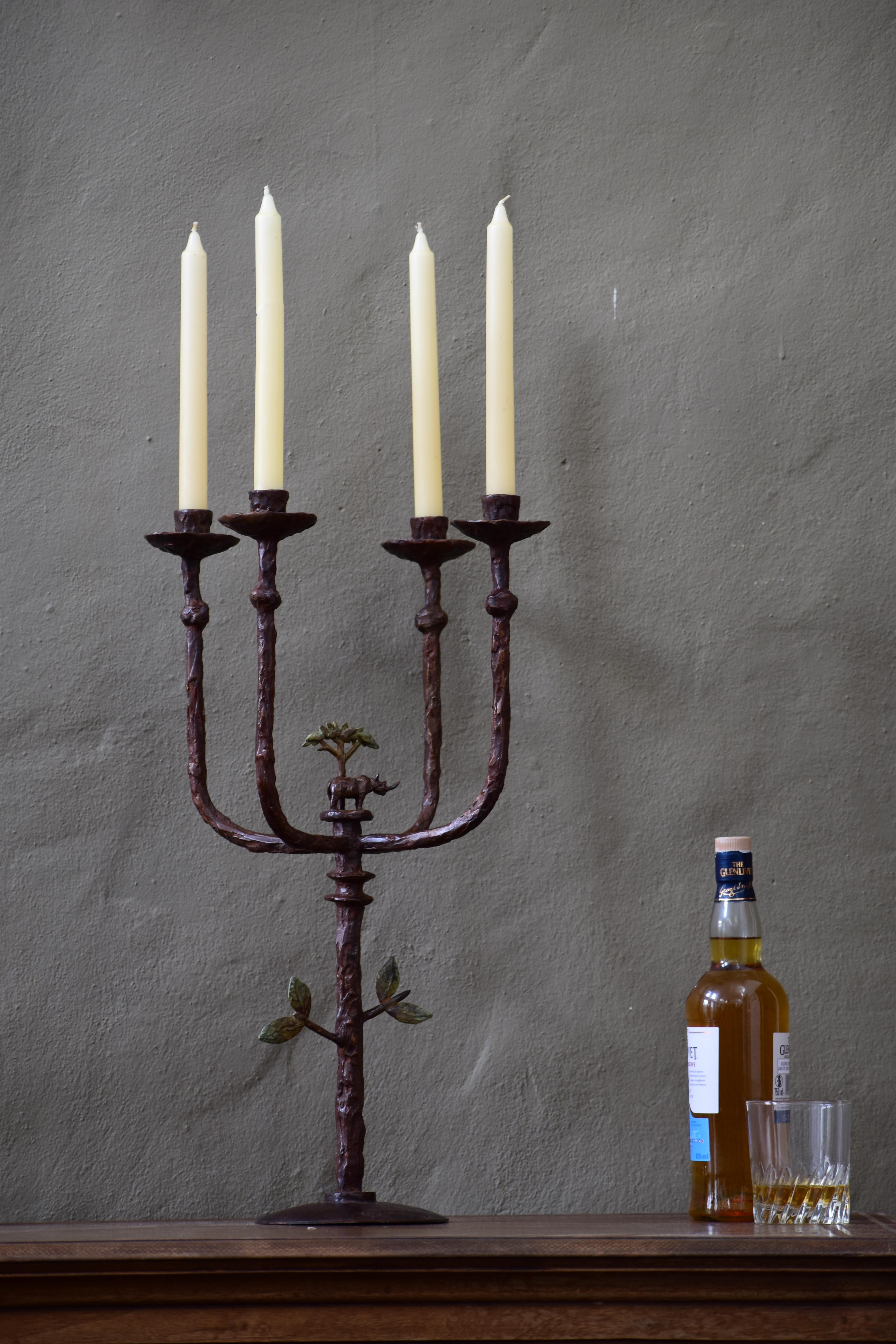 XXI secolo e contemporaneo Candelabro Rhino in bronzo fuso - fatto a mano in vendita