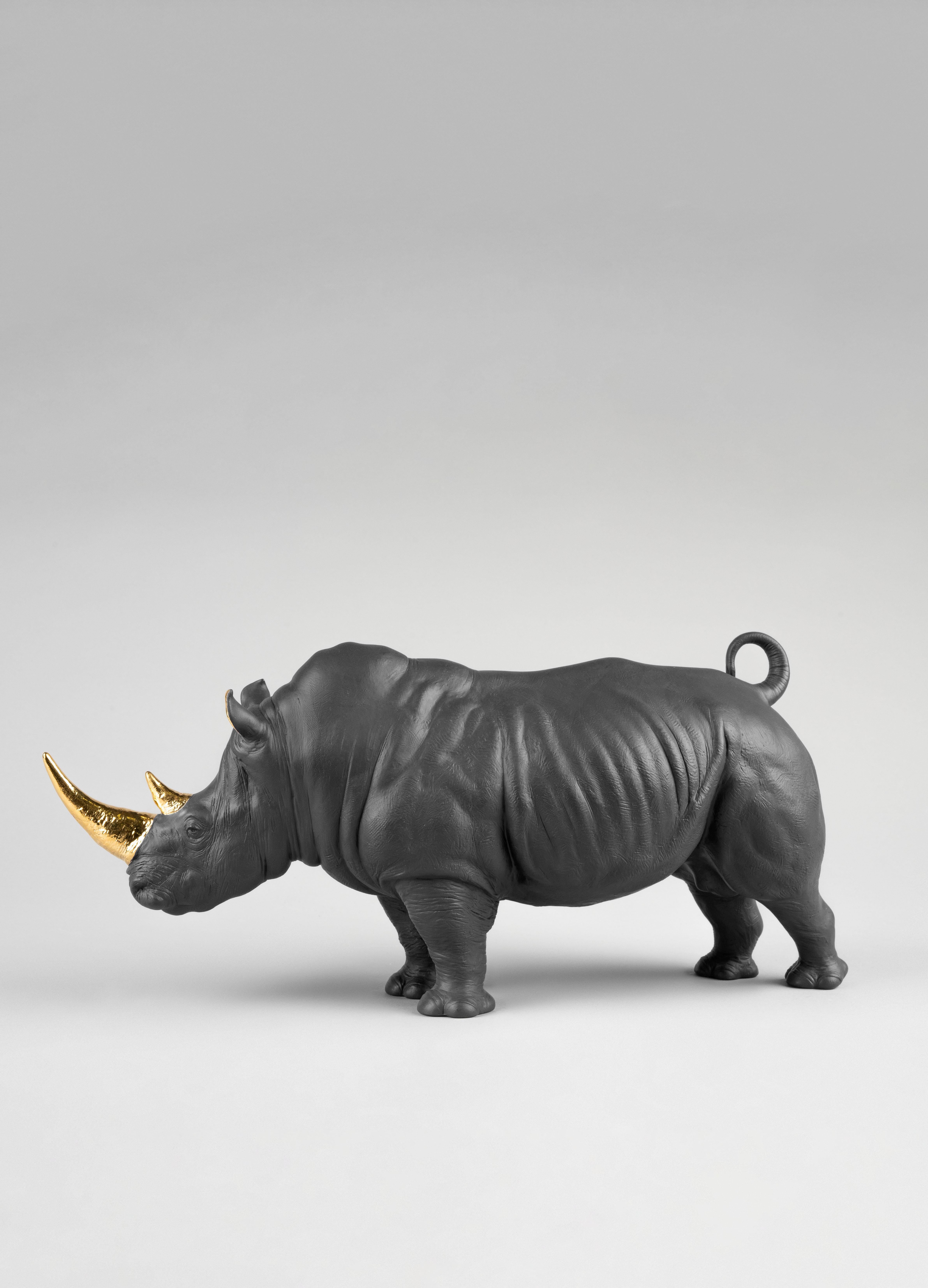 Porcelain sculpture of an African rhino with an innovative decoration. This porcelain creation portrays the African rhinoceros, one of the most magnificent animals from the savannah. Depicted in great detail, this splendid animal is now joining the