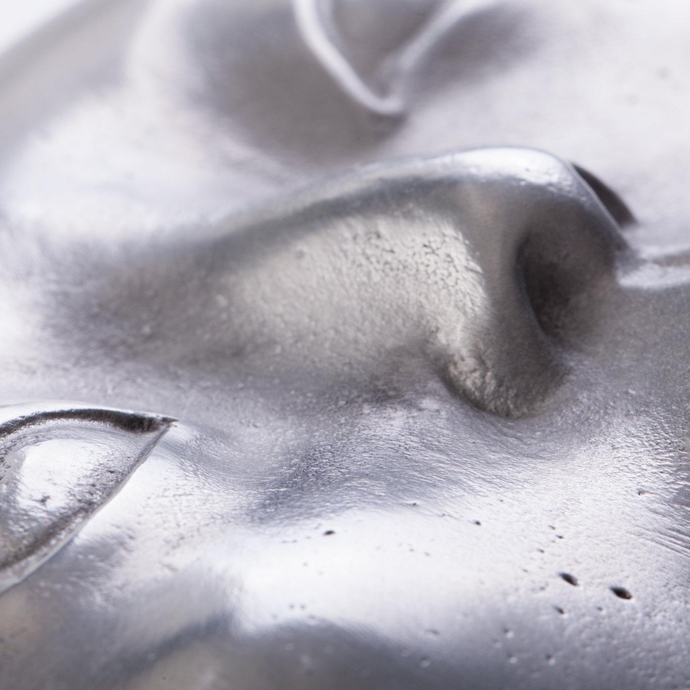 Eine übergroße Pille mit menschlichem Gesicht nimmt die Form eines Nashorns an. Handgegossen aus geschmolzenem Aluminium und poliert mit einer glasierten Oberfläche.