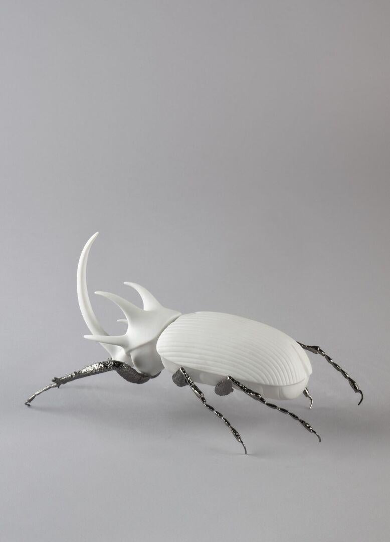 Fait main Figurine de scarabée Rhinoceros, blanc mat en vente
