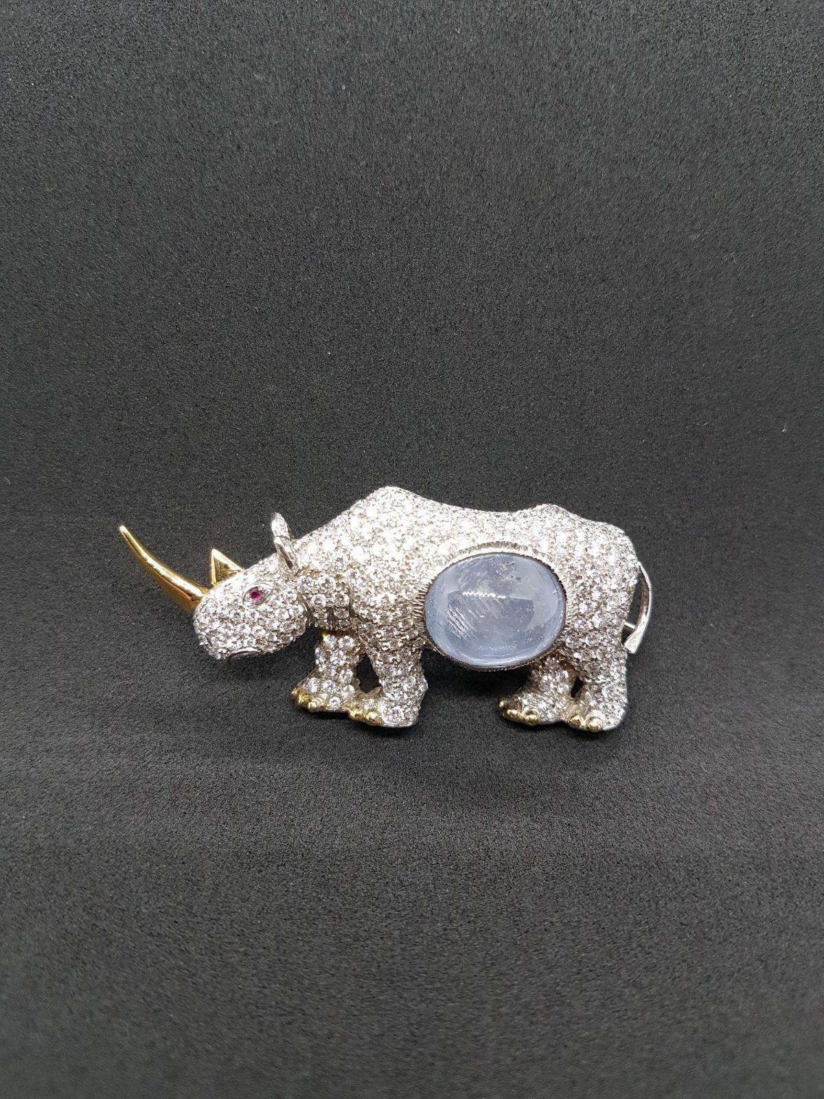 Rhinoceros Broach in White and Yellow Gold with Diamonds and a Sapphire Cabochon In Excellent Condition For Sale In Venice, IT